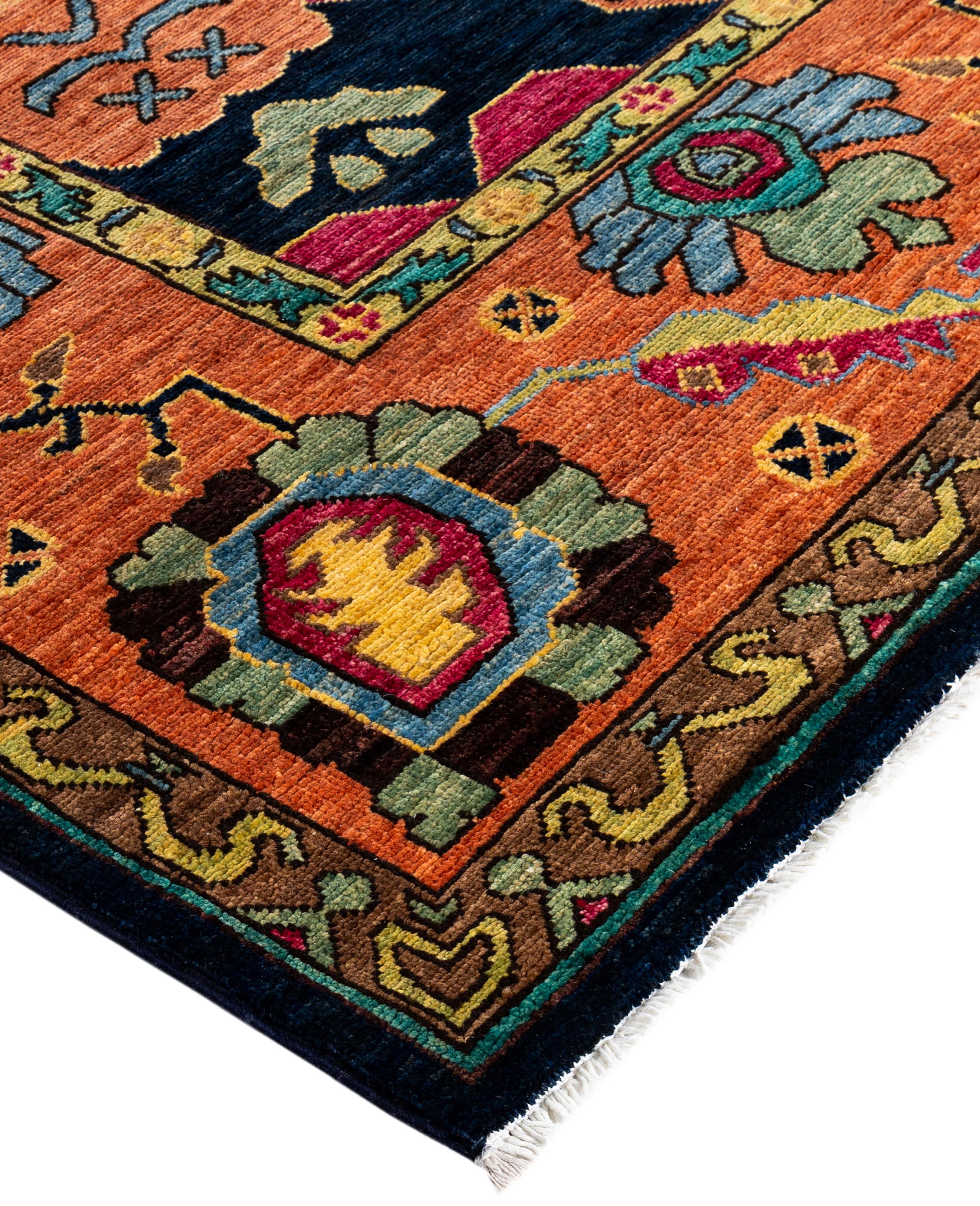 Les tapis Serapi sont connus pour leurs motifs géométriques audacieux et leurs riches couleurs. Ils présentent souvent un médaillon central entouré de motifs complexes. Ils utilisent généralement une palette de couleurs chaudes et terreuses, avec