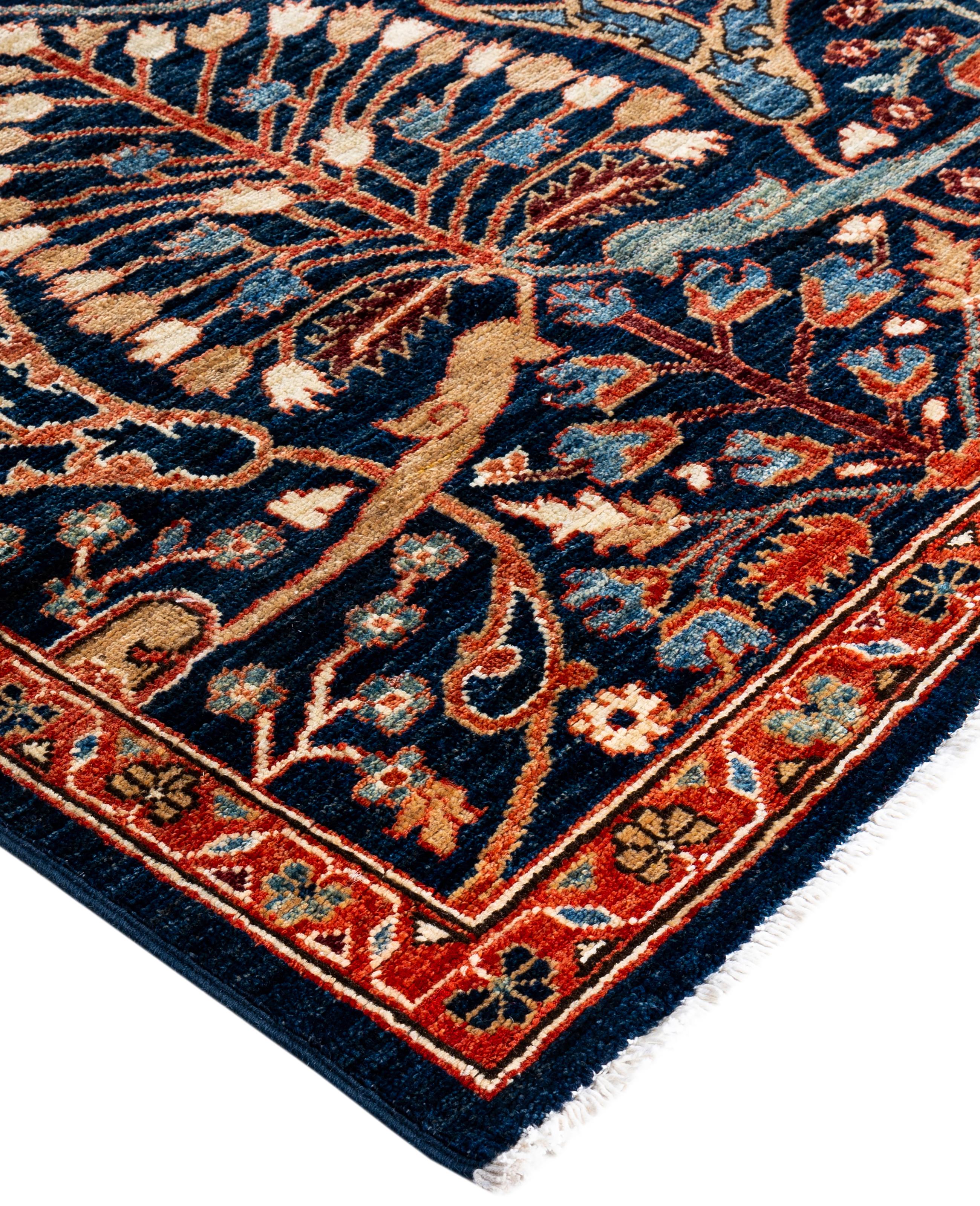 Les tapis Serapi sont connus pour leurs motifs géométriques audacieux et leurs riches couleurs. Ils présentent souvent un médaillon central entouré de motifs complexes. Ils utilisent généralement une palette de couleurs chaudes et terreuses, avec