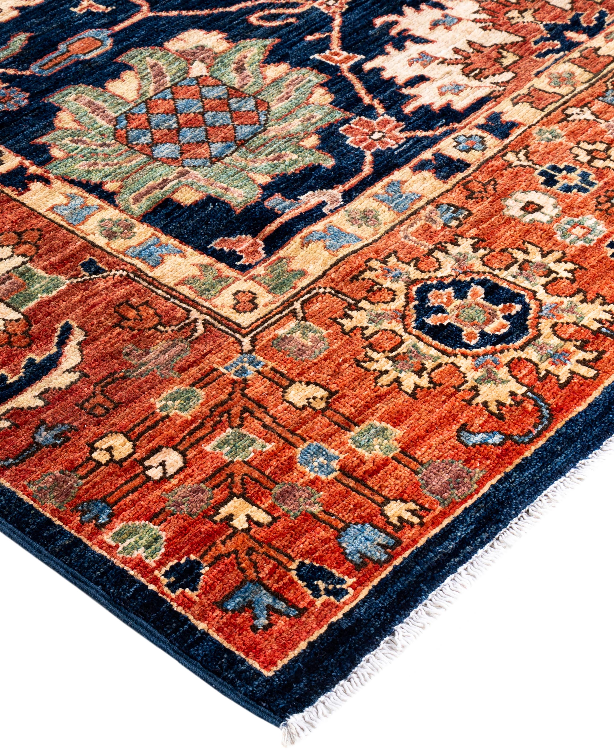 Les tapis Serapi sont connus pour leurs motifs géométriques audacieux et leurs riches couleurs. Ils présentent souvent un médaillon central entouré de motifs complexes. Ils utilisent généralement une palette de couleurs chaudes et terreuses, avec