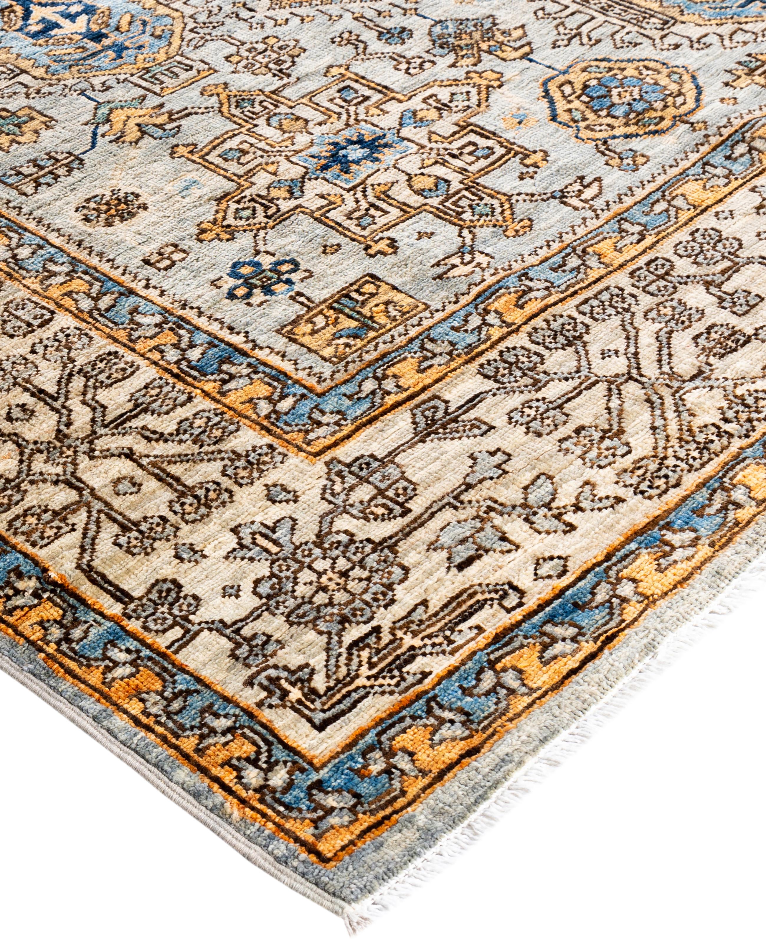 Las alfombras Serapi son conocidas por sus diseños geométricos y audaces y sus ricos colores, a menudo con un medallón central rodeado de intrincados dibujos. Suelen utilizar una paleta de colores cálidos y terrosos, con rojos intensos, azules,
