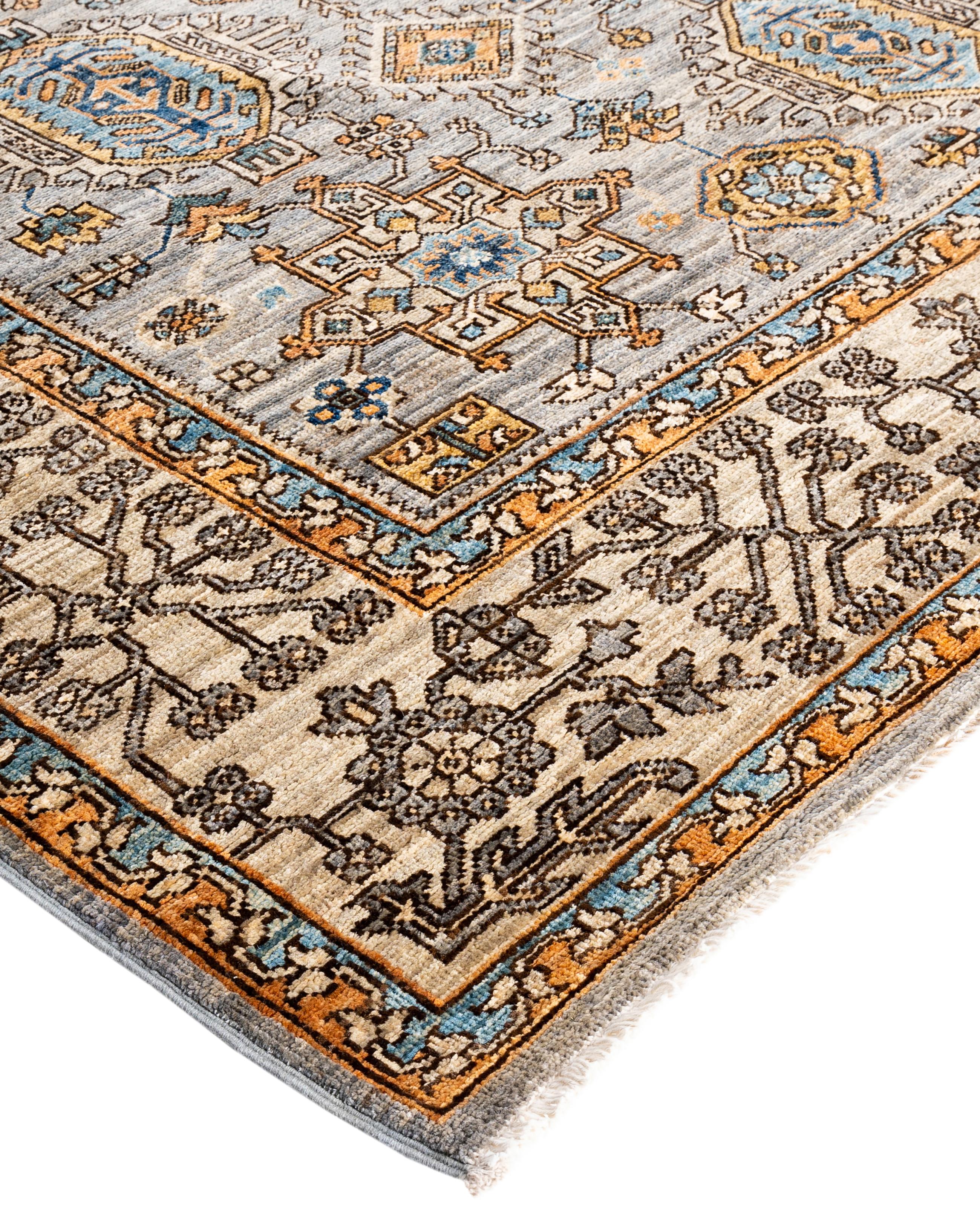 Les tapis Serapi sont connus pour leurs motifs géométriques audacieux et leurs riches couleurs. Ils présentent souvent un médaillon central entouré de motifs complexes. Ils utilisent généralement une palette de couleurs chaudes et terreuses, avec
