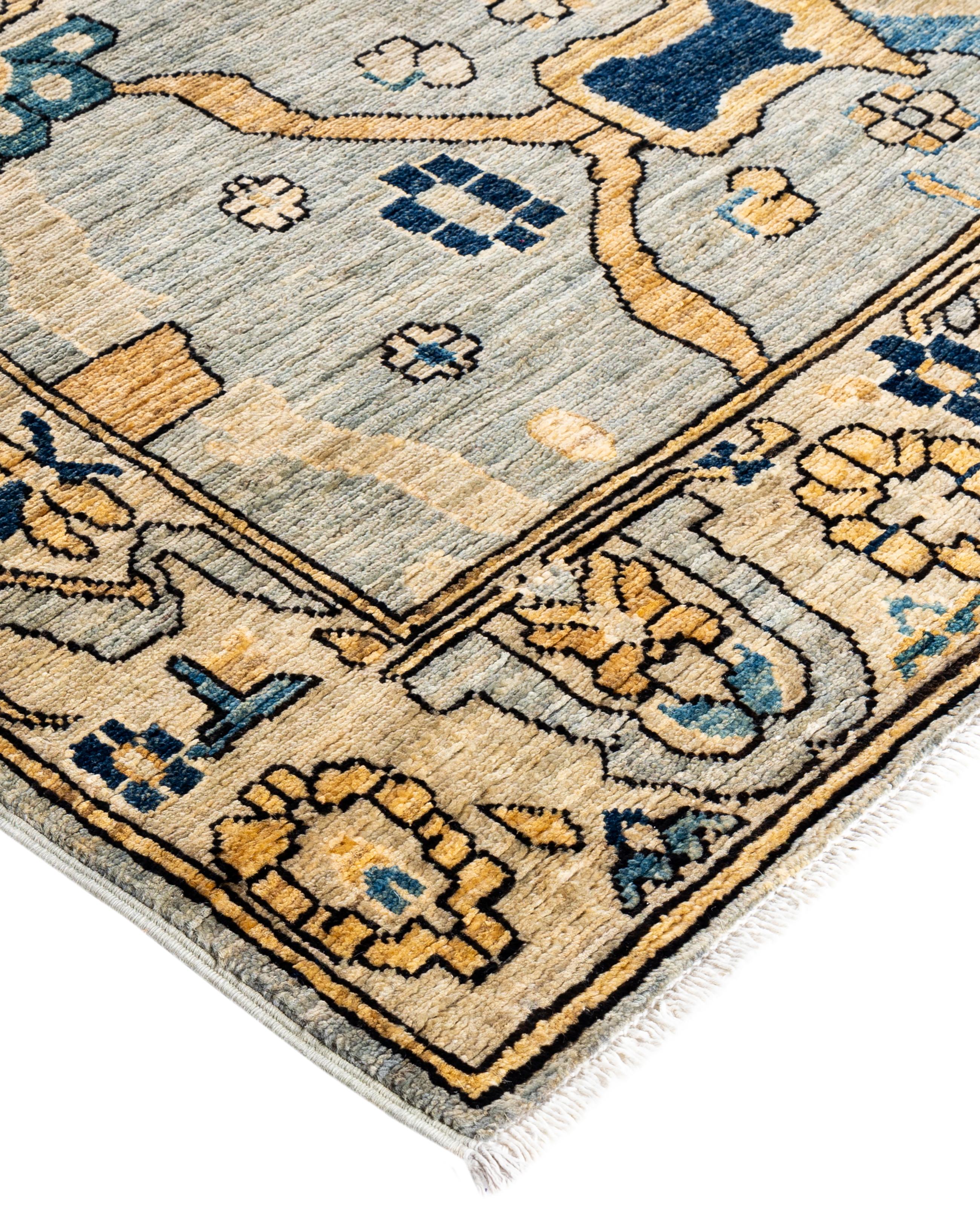 Las alfombras Serapi son conocidas por sus diseños geométricos y audaces y sus ricos colores, a menudo con un medallón central rodeado de intrincados dibujos. Suelen utilizar una paleta de colores cálidos y terrosos, con rojos intensos, azules,