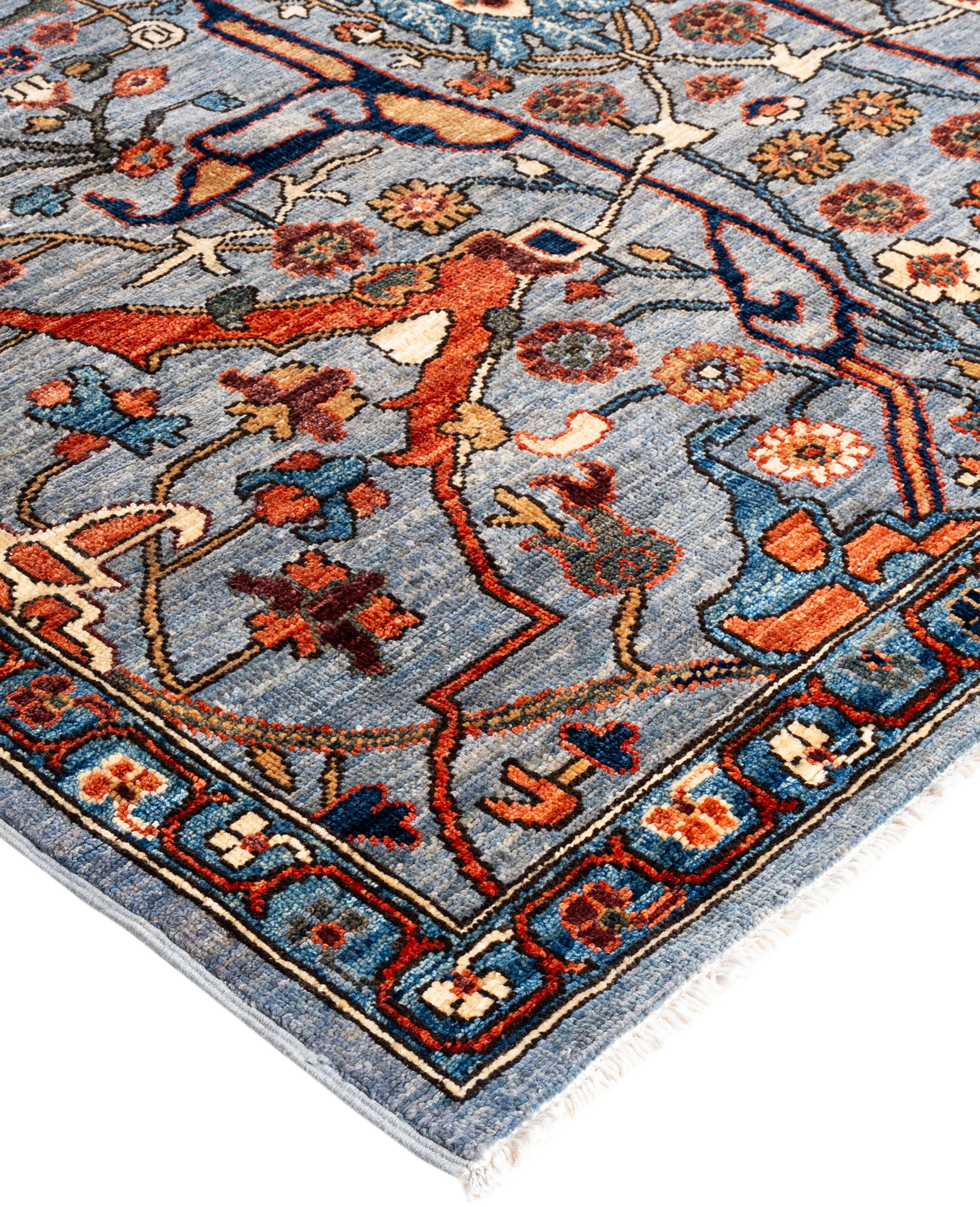 Les tapis Serapi sont connus pour leurs motifs géométriques audacieux et leurs riches couleurs. Ils présentent souvent un médaillon central entouré de motifs complexes. Ils utilisent généralement une palette de couleurs chaudes et terreuses, avec