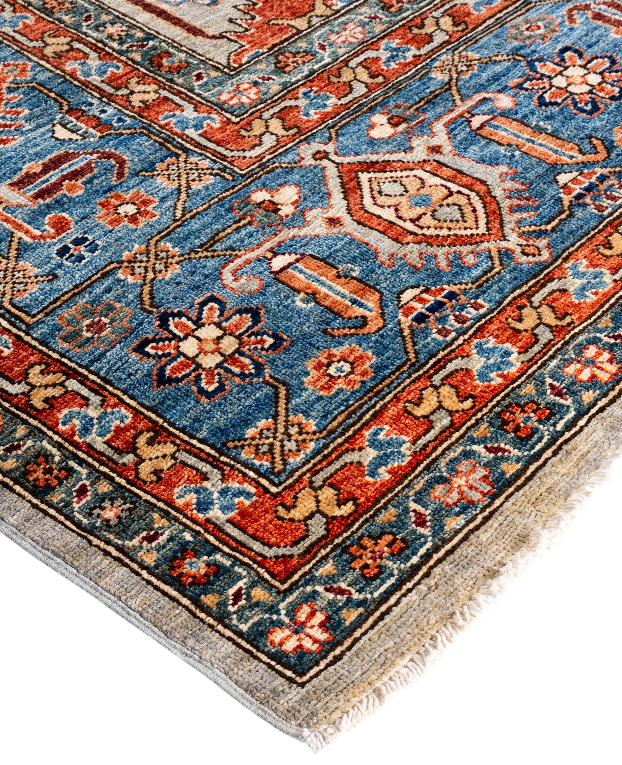 Les tapis Serapi sont connus pour leurs motifs géométriques audacieux et leurs riches couleurs. Ils présentent souvent un médaillon central entouré de motifs complexes. Ils utilisent généralement une palette de couleurs chaudes et terreuses, avec