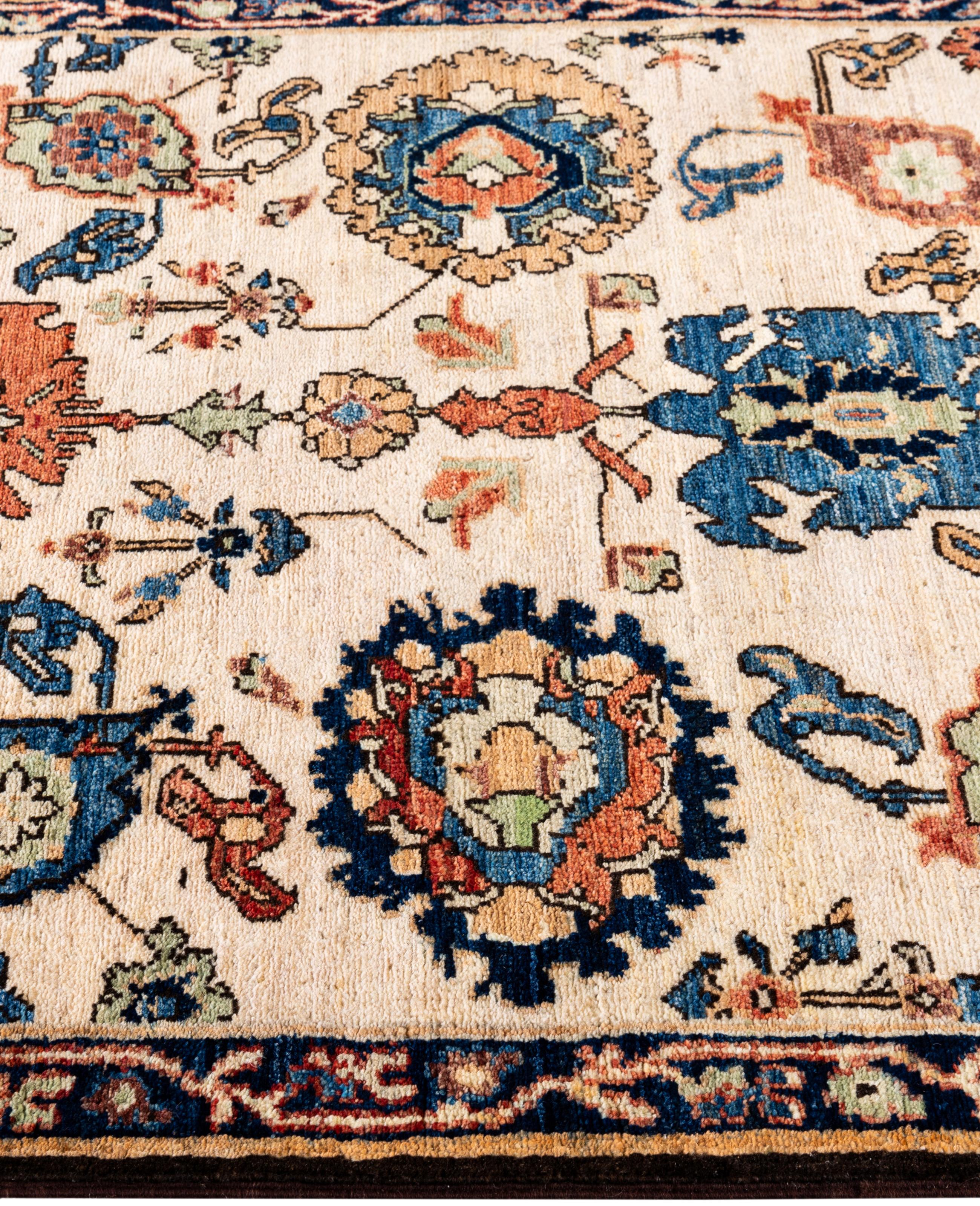 Traditioneller handgeknüpfter elfenbeinfarbener Teppich aus Serapi-Wolle, Stammeskunst, 3' 2