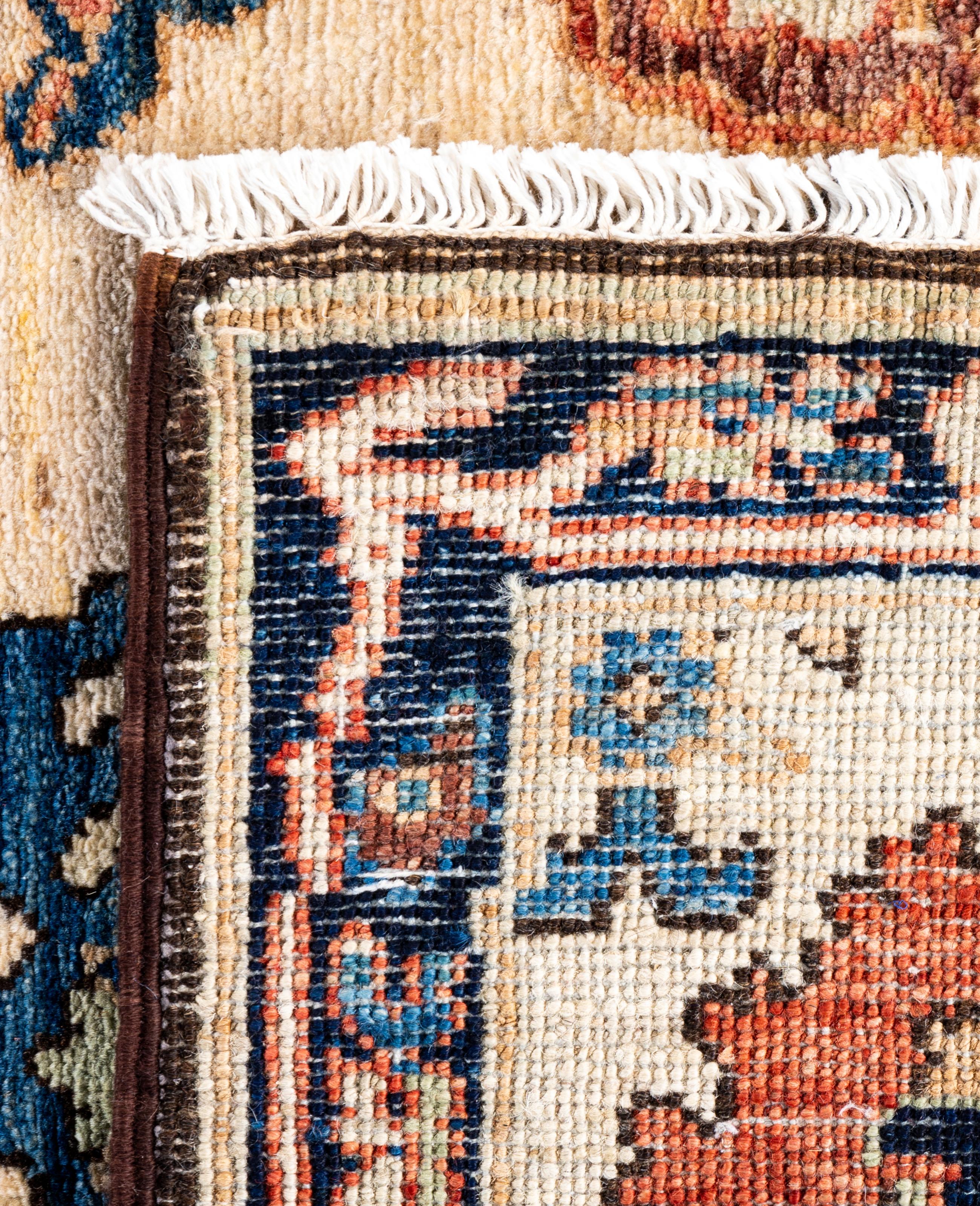 Traditioneller handgeknüpfter elfenbeinfarbener Teppich aus Serapi-Wolle, Stammeskunst, 3' 2