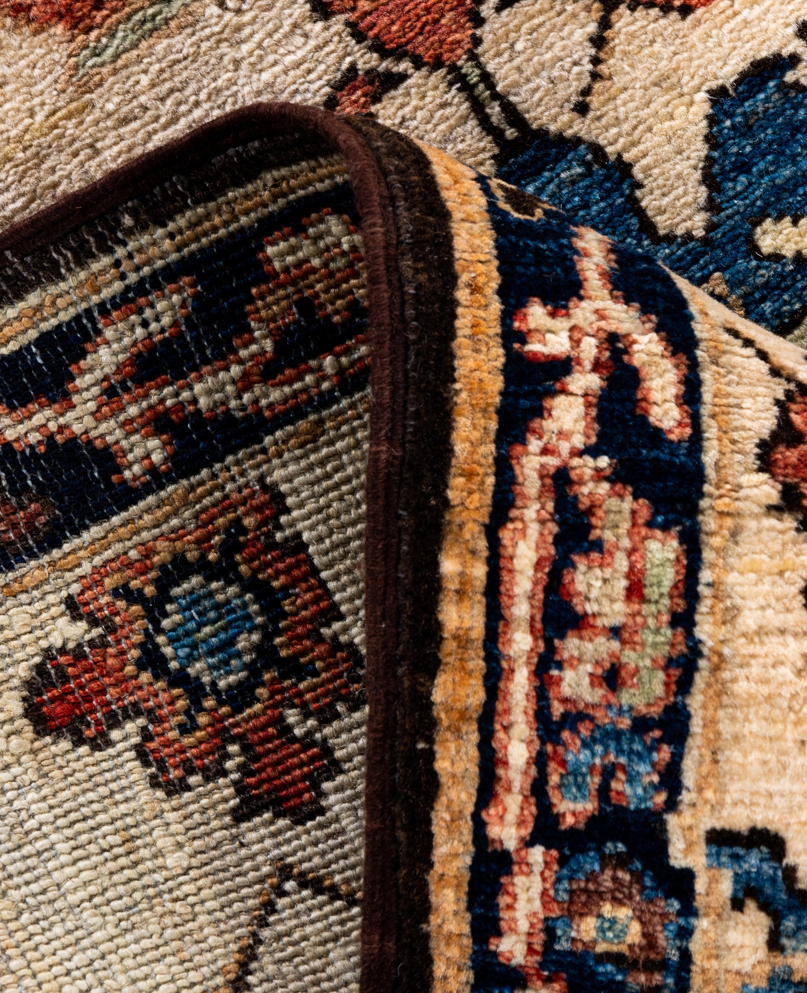 Traditioneller handgeknüpfter elfenbeinfarbener Teppich aus Serapi-Wolle, Stammeskunst, 3' 2