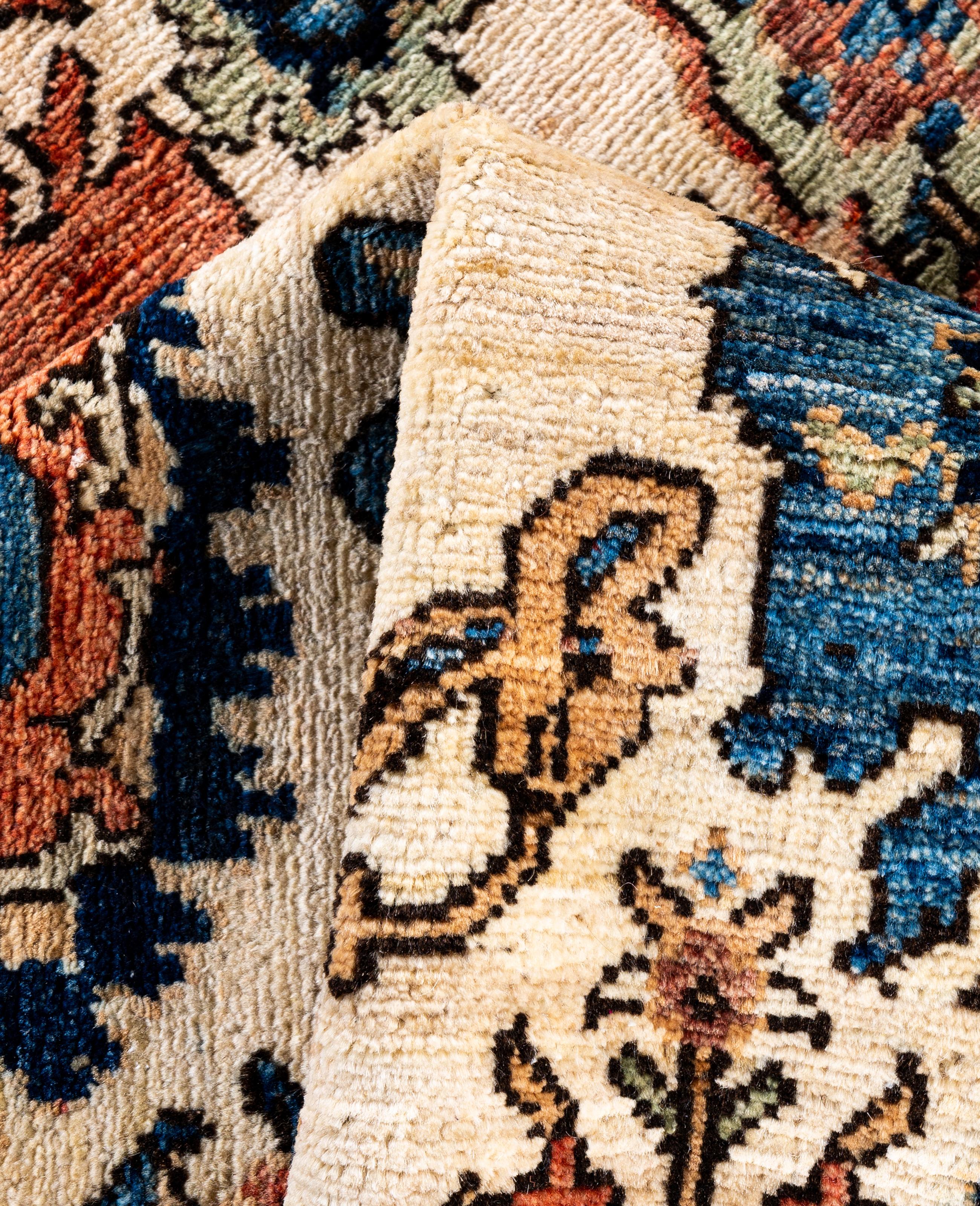 Traditioneller handgeknüpfter elfenbeinfarbener Teppich aus Serapi-Wolle, Stammeskunst, 3' 2