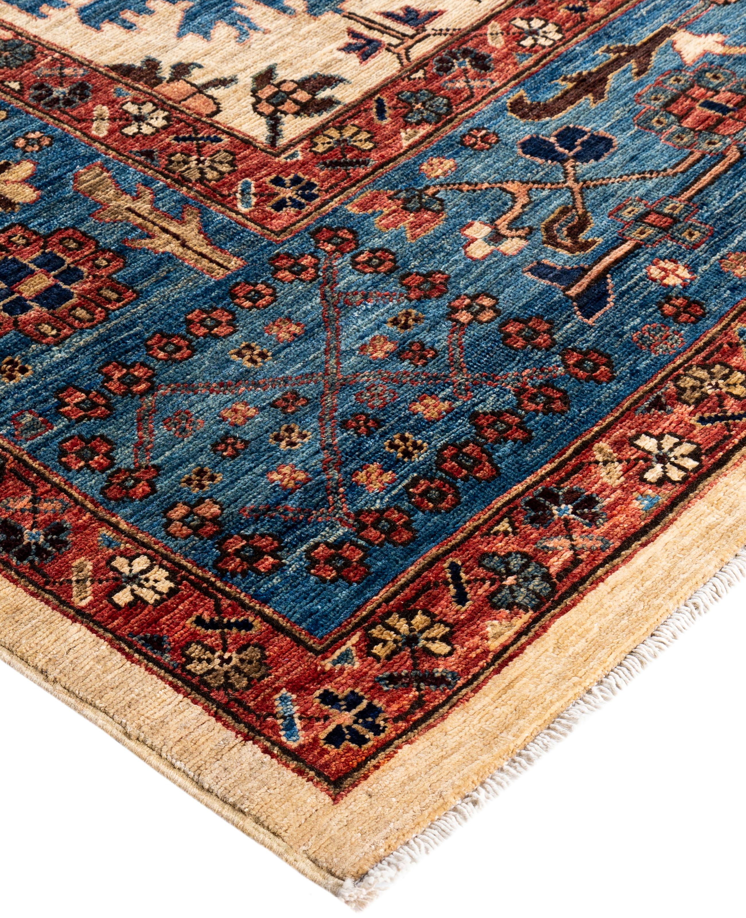 Les tapis Serapi sont connus pour leurs motifs géométriques audacieux et leurs riches couleurs. Ils présentent souvent un médaillon central entouré de motifs complexes. Ils utilisent généralement une palette de couleurs chaudes et terreuses, avec
