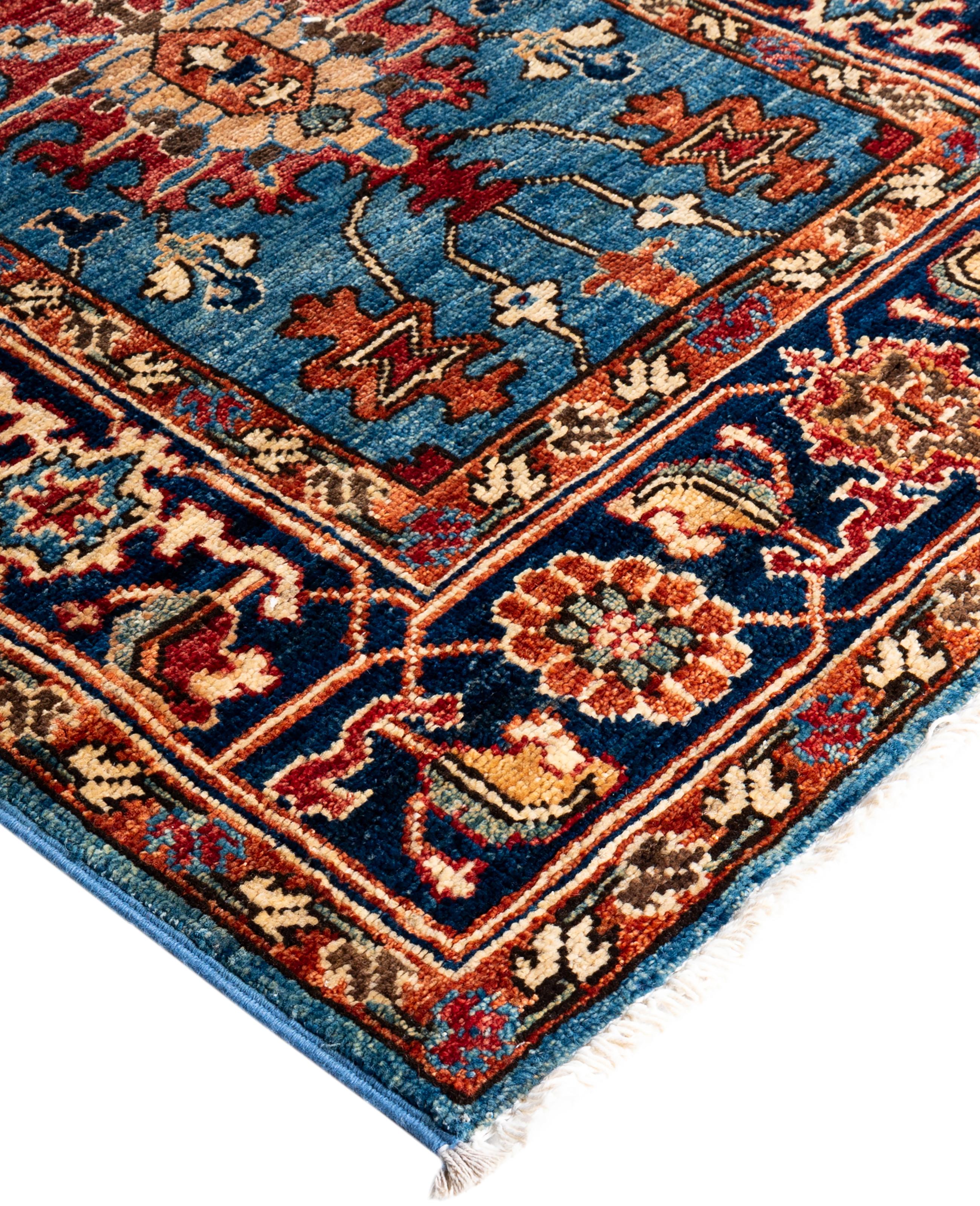 Les tapis Serapi sont connus pour leurs motifs géométriques audacieux et leurs riches couleurs. Ils présentent souvent un médaillon central entouré de motifs complexes. Ils utilisent généralement une palette de couleurs chaudes et terreuses, avec