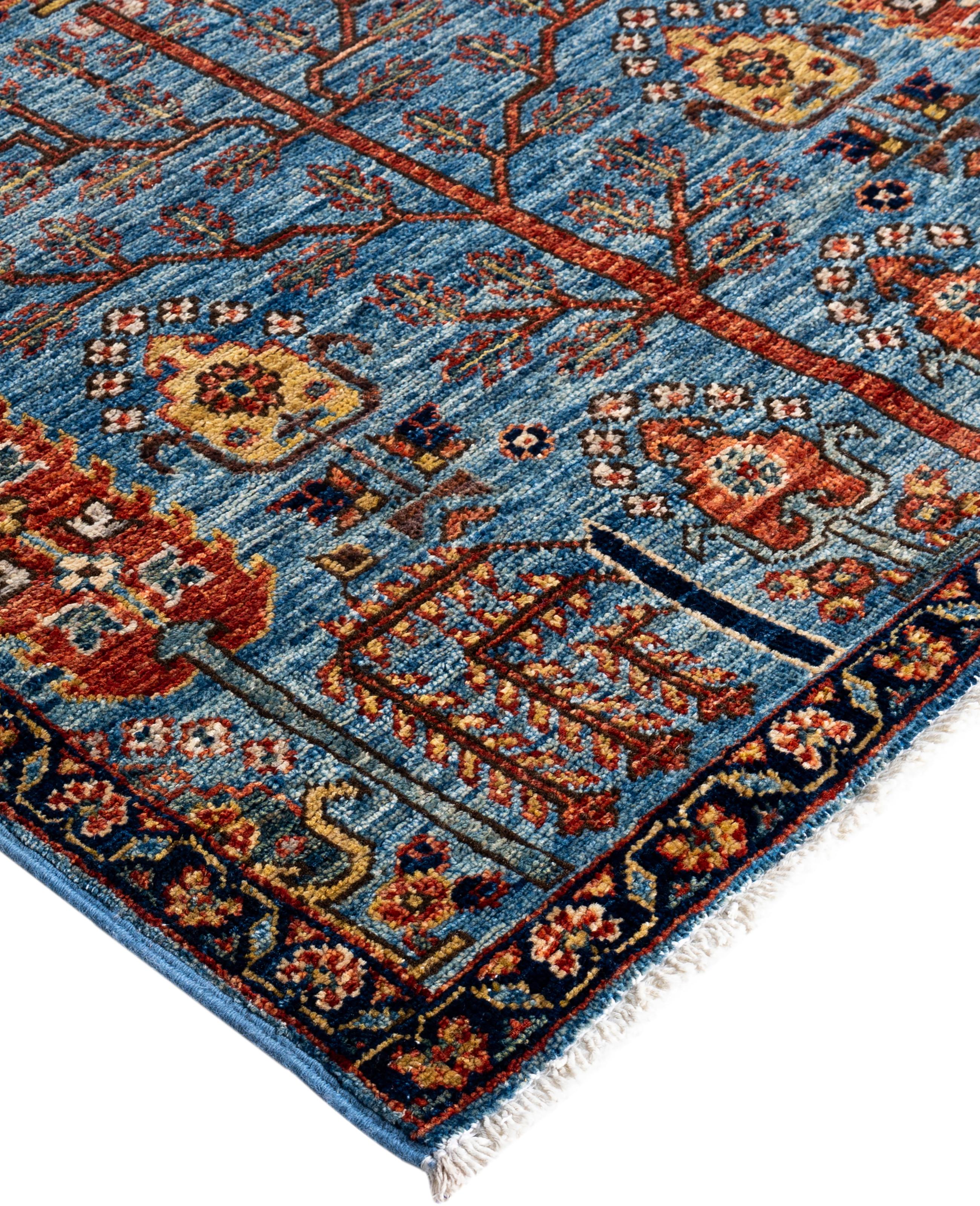 Las alfombras Serapi son conocidas por sus diseños geométricos y audaces y sus ricos colores, a menudo con un medallón central rodeado de intrincados dibujos. Suelen utilizar una paleta de colores cálidos y terrosos, con rojos intensos, azules,