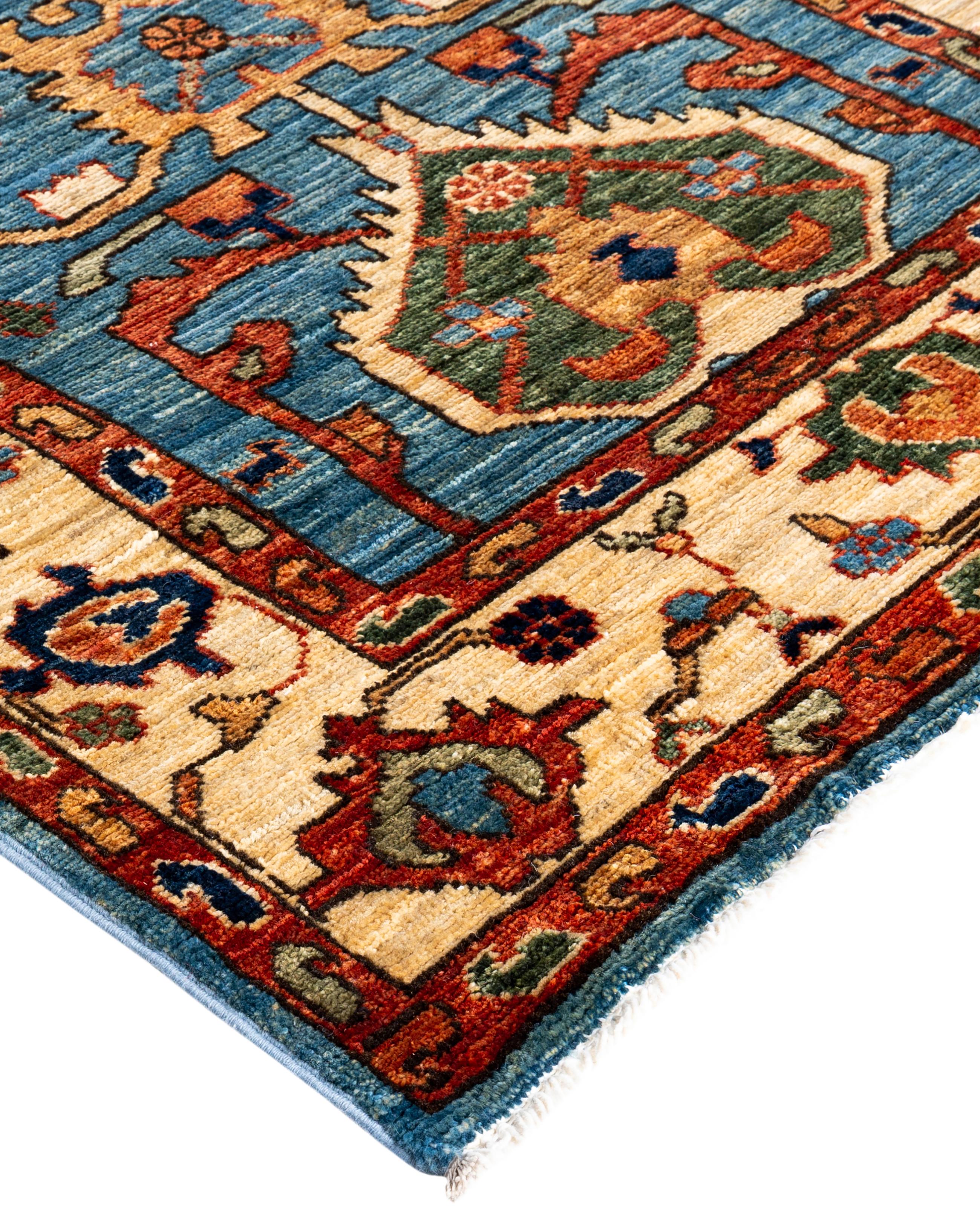 Les tapis Serapi sont connus pour leurs motifs géométriques audacieux et leurs riches couleurs. Ils présentent souvent un médaillon central entouré de motifs complexes. Ils utilisent généralement une palette de couleurs chaudes et terreuses, avec
