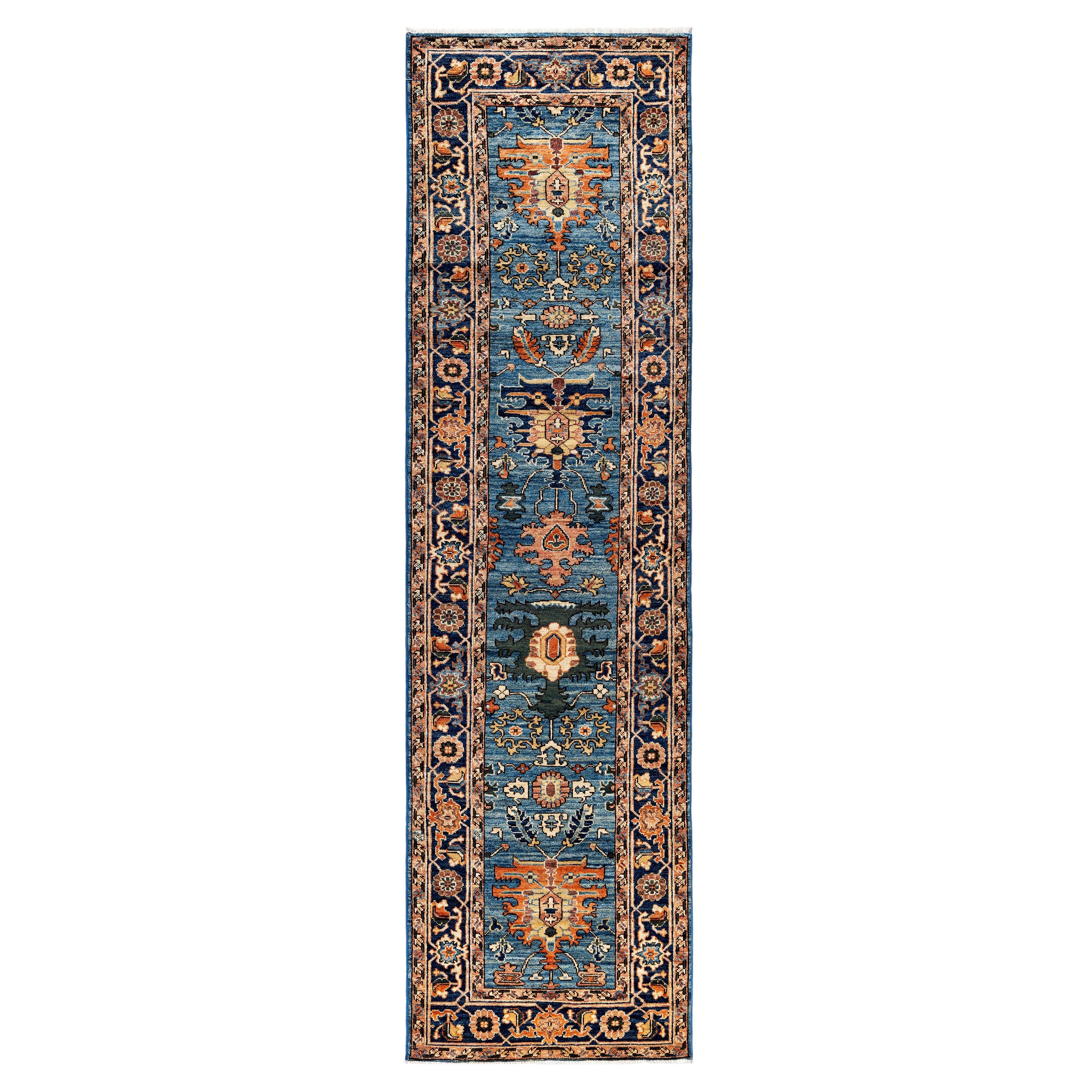 Tapis traditionnel tribal Serapi bleu clair noué à la main 2' 7" x 9' 5"