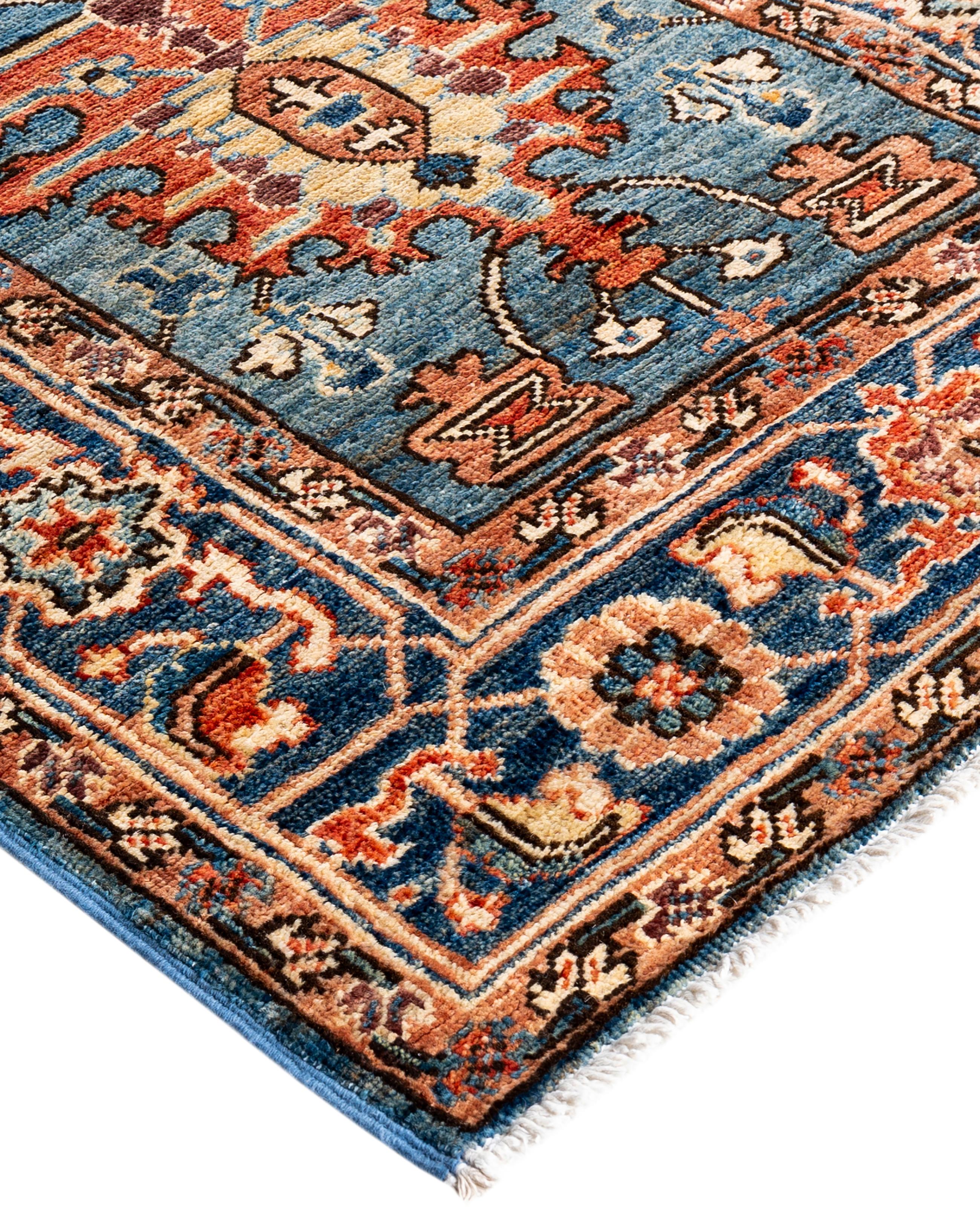Les tapis Serapi sont connus pour leurs motifs géométriques audacieux et leurs riches couleurs. Ils présentent souvent un médaillon central entouré de motifs complexes. Ils utilisent généralement une palette de couleurs chaudes et terreuses, avec