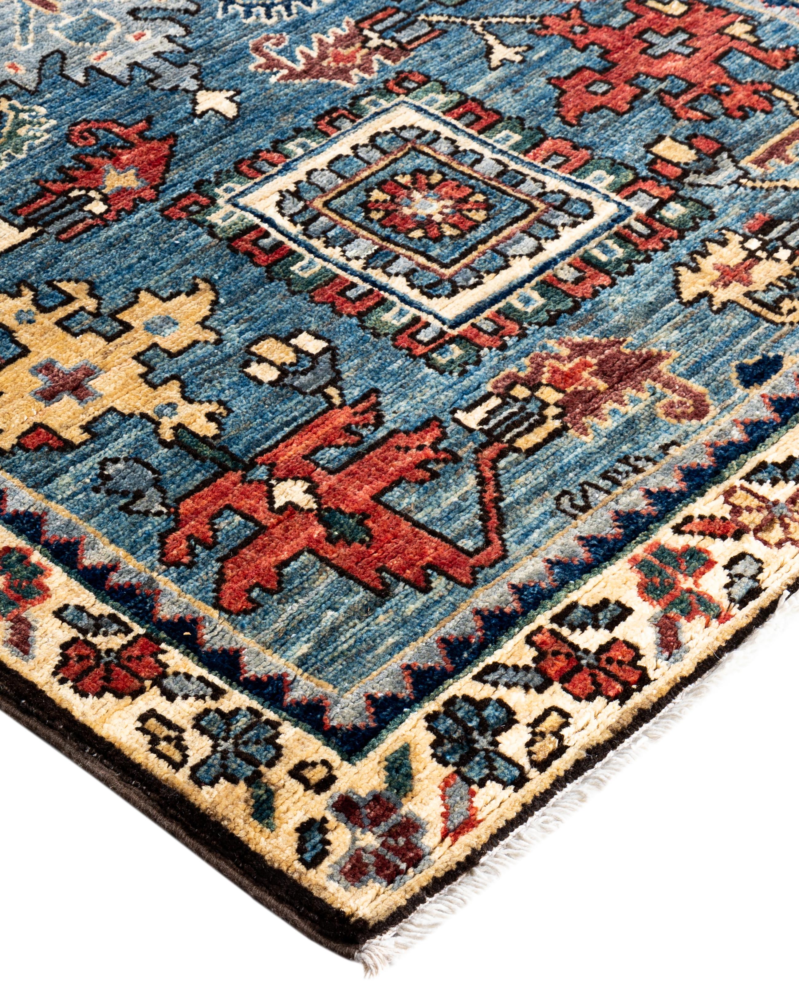 Les tapis Serapi sont connus pour leurs motifs géométriques audacieux et leurs riches couleurs. Ils présentent souvent un médaillon central entouré de motifs complexes. Ils utilisent généralement une palette de couleurs chaudes et terreuses, avec
