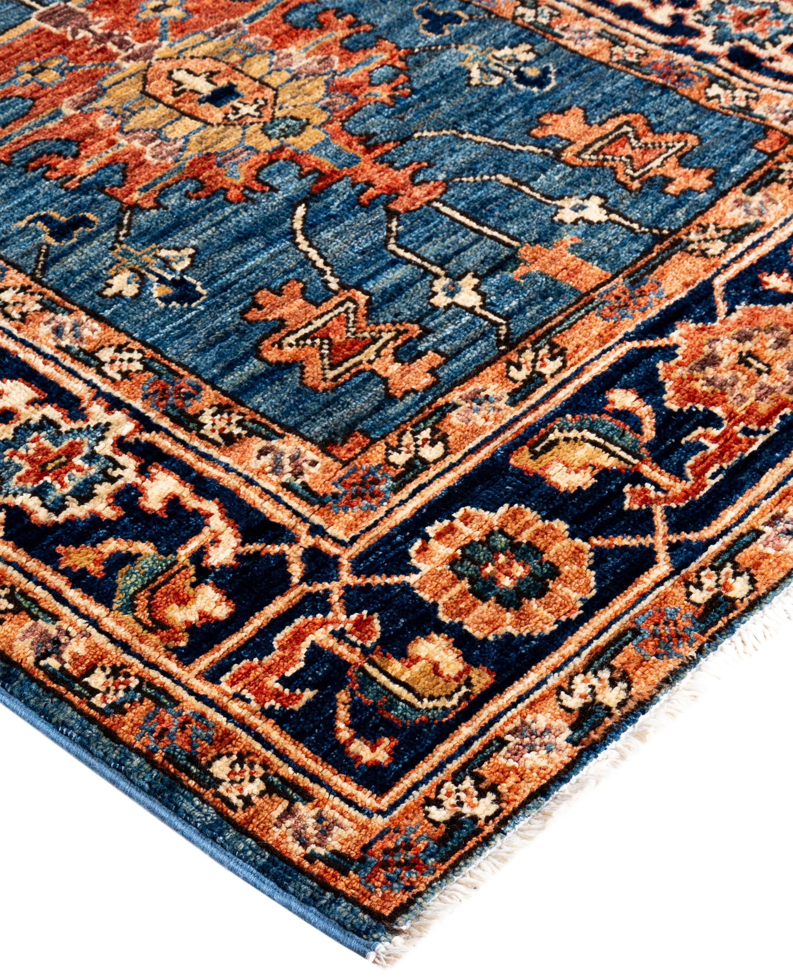 Les tapis Serapi sont connus pour leurs motifs géométriques audacieux et leurs riches couleurs. Ils présentent souvent un médaillon central entouré de motifs complexes. Ils utilisent généralement une palette de couleurs chaudes et terreuses, avec