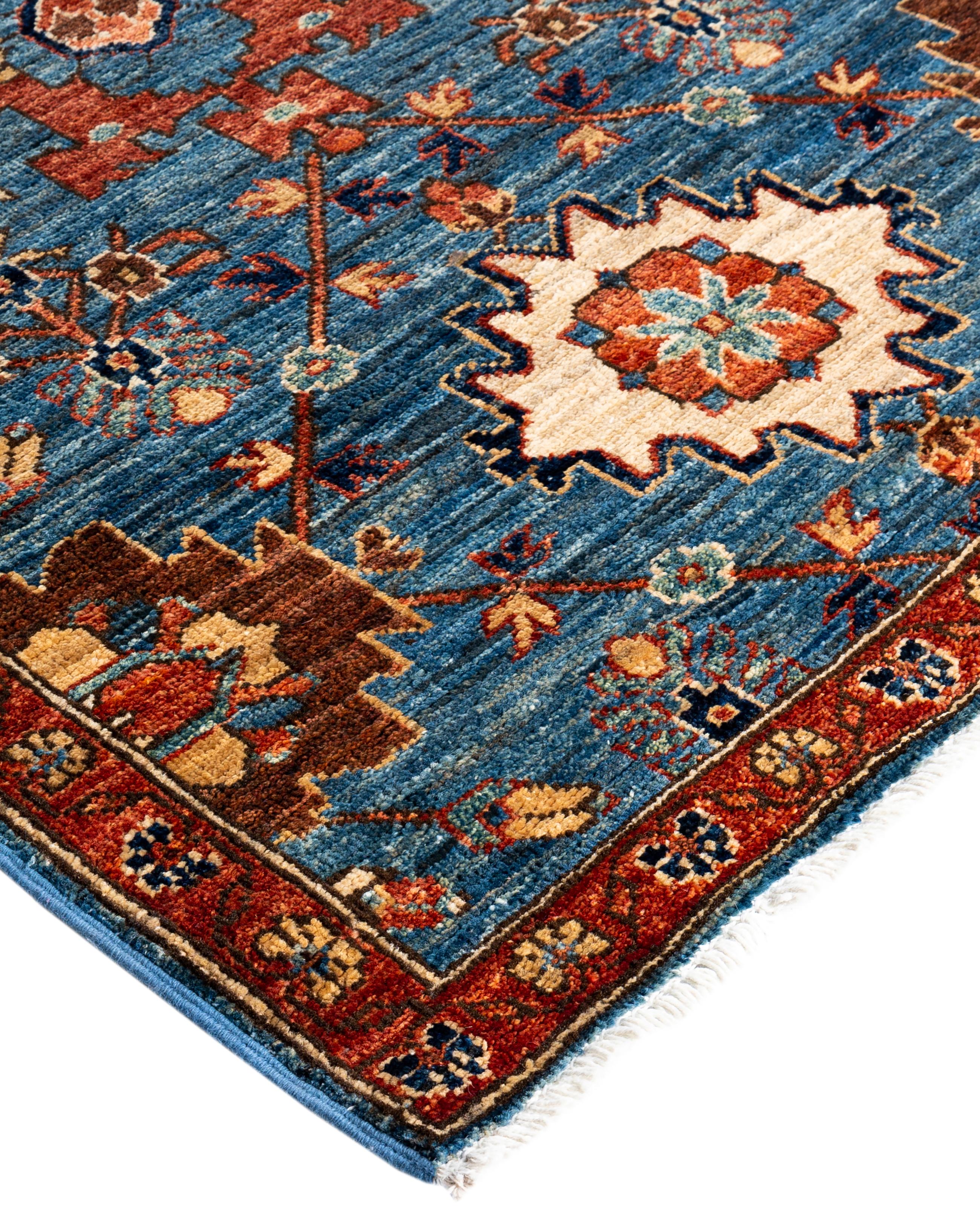 Les tapis Serapi sont connus pour leurs motifs géométriques audacieux et leurs riches couleurs. Ils présentent souvent un médaillon central entouré de motifs complexes. Ils utilisent généralement une palette de couleurs chaudes et terreuses, avec