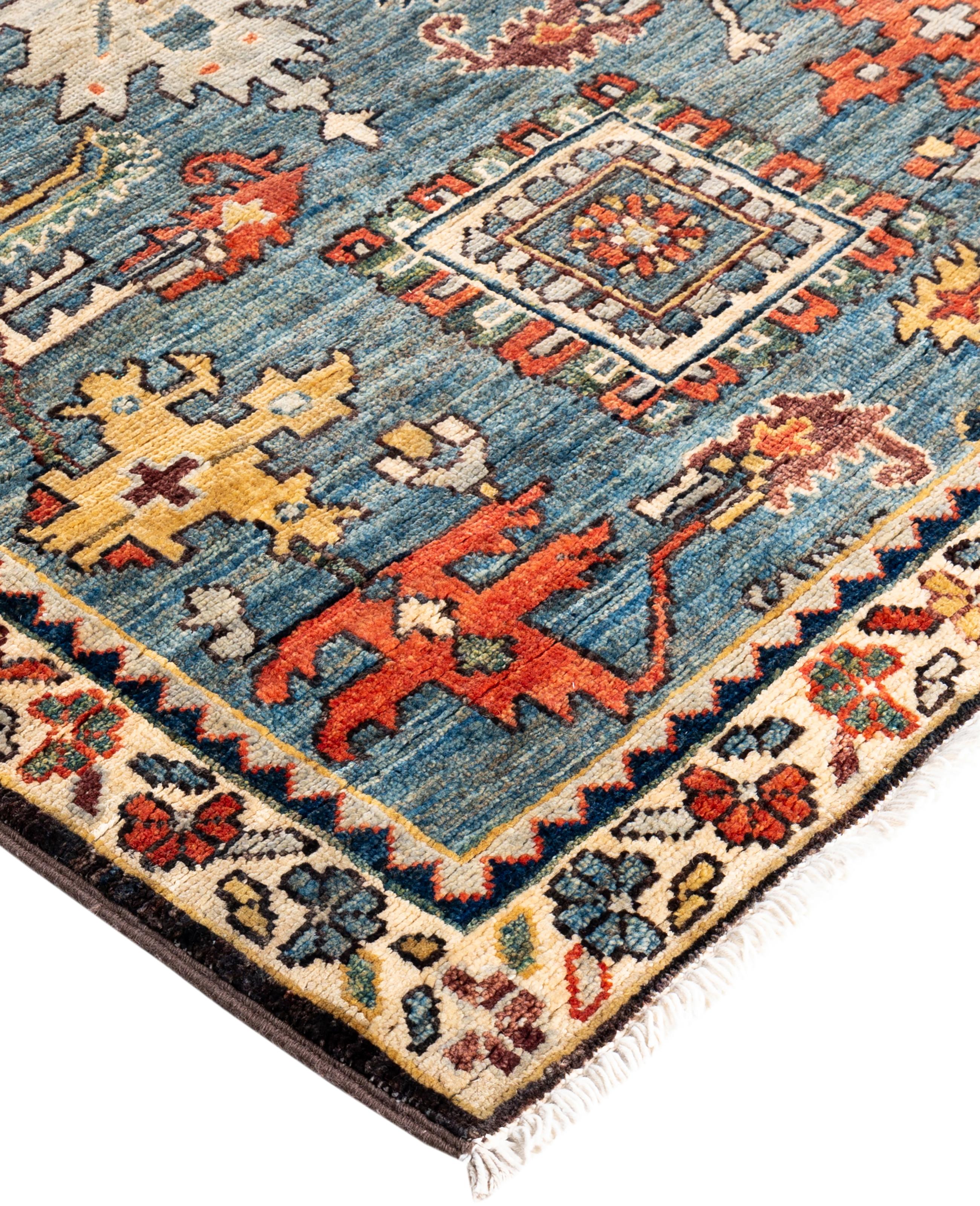 Les tapis Serapi sont connus pour leurs motifs géométriques audacieux et leurs riches couleurs. Ils présentent souvent un médaillon central entouré de motifs complexes. Ils utilisent généralement une palette de couleurs chaudes et terreuses, avec