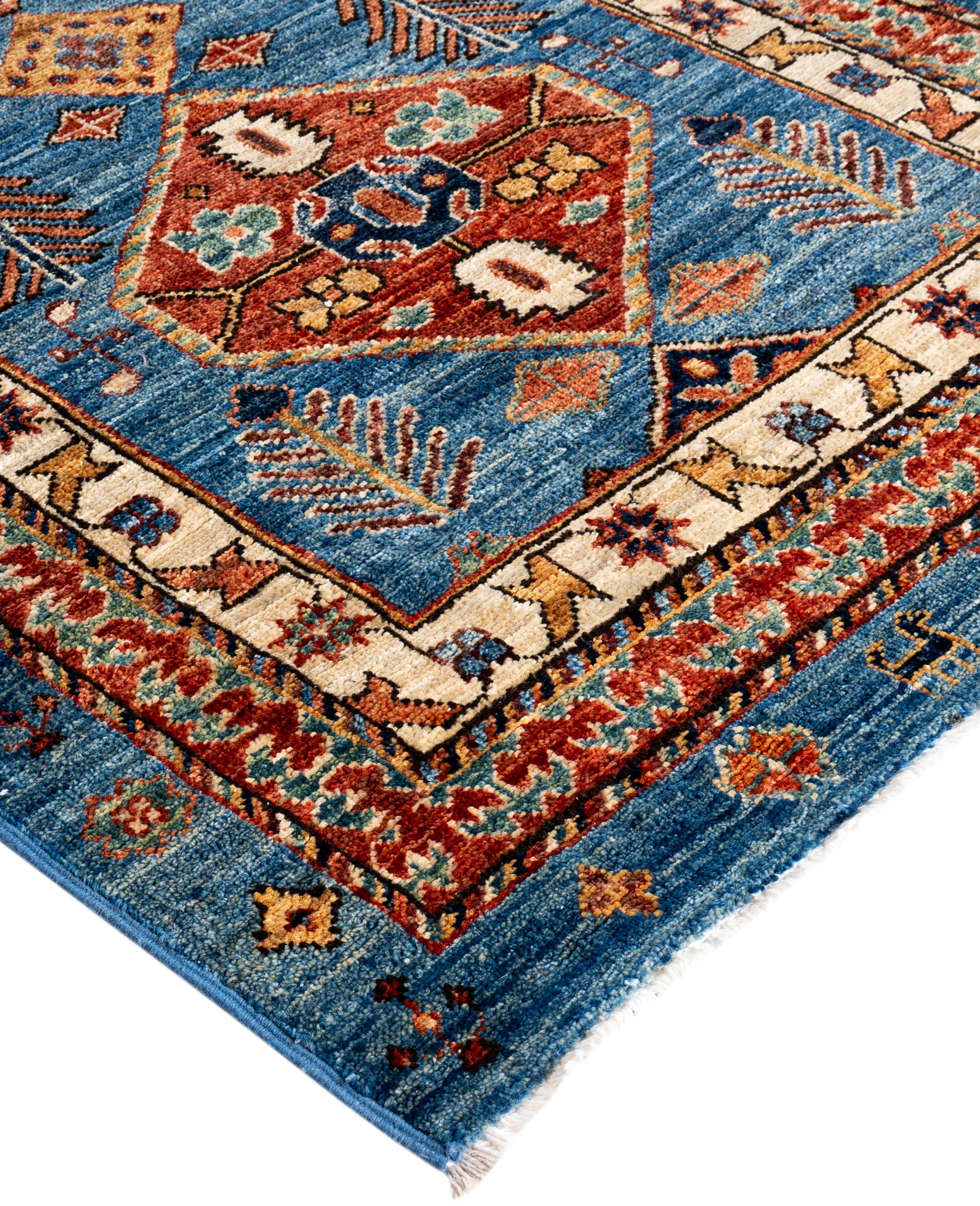 Les tapis Serapi sont connus pour leurs motifs géométriques audacieux et leurs riches couleurs. Ils présentent souvent un médaillon central entouré de motifs complexes. Ils utilisent généralement une palette de couleurs chaudes et terreuses, avec