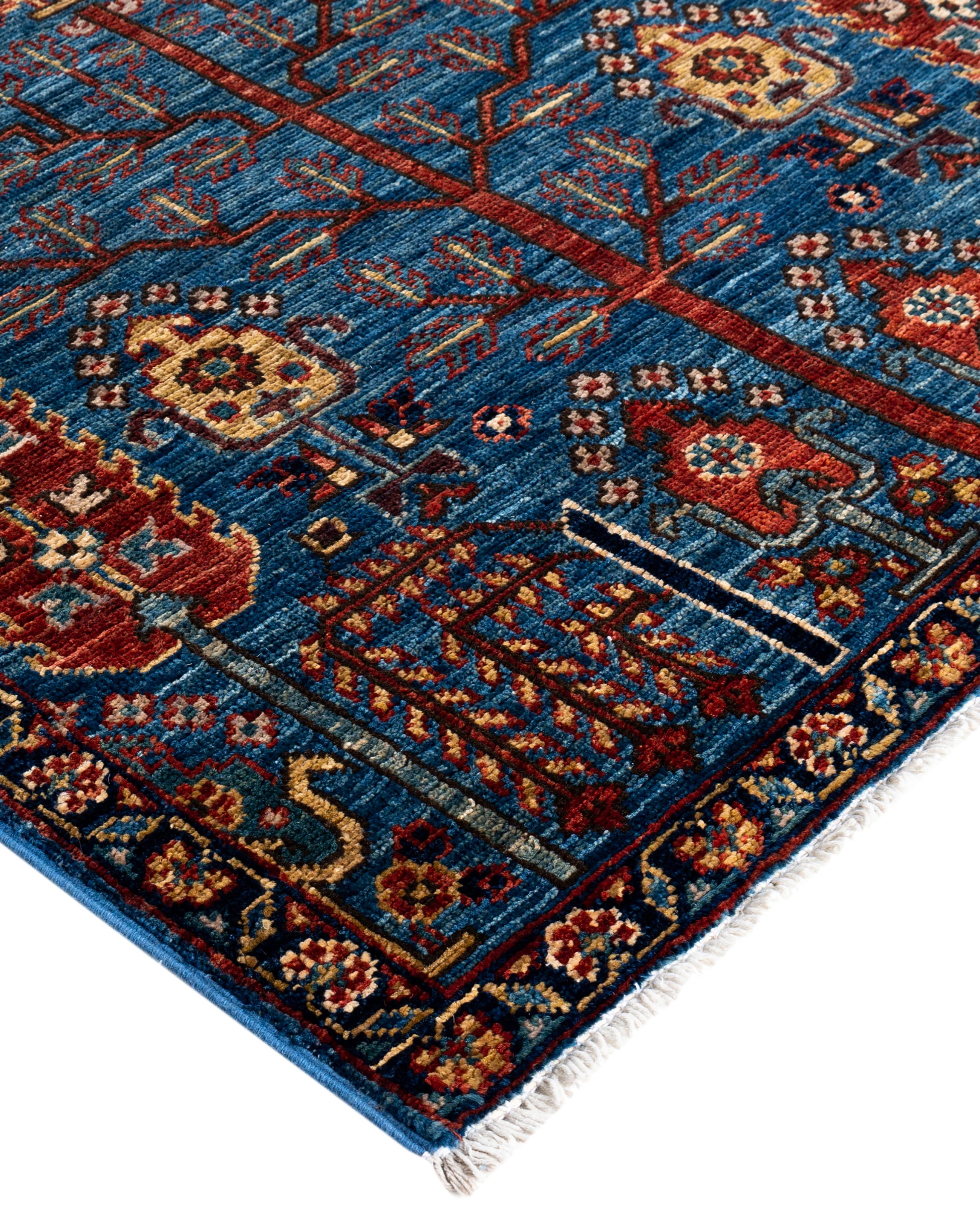 Les tapis Serapi sont connus pour leurs motifs géométriques audacieux et leurs riches couleurs. Ils présentent souvent un médaillon central entouré de motifs complexes. Ils utilisent généralement une palette de couleurs chaudes et terreuses, avec