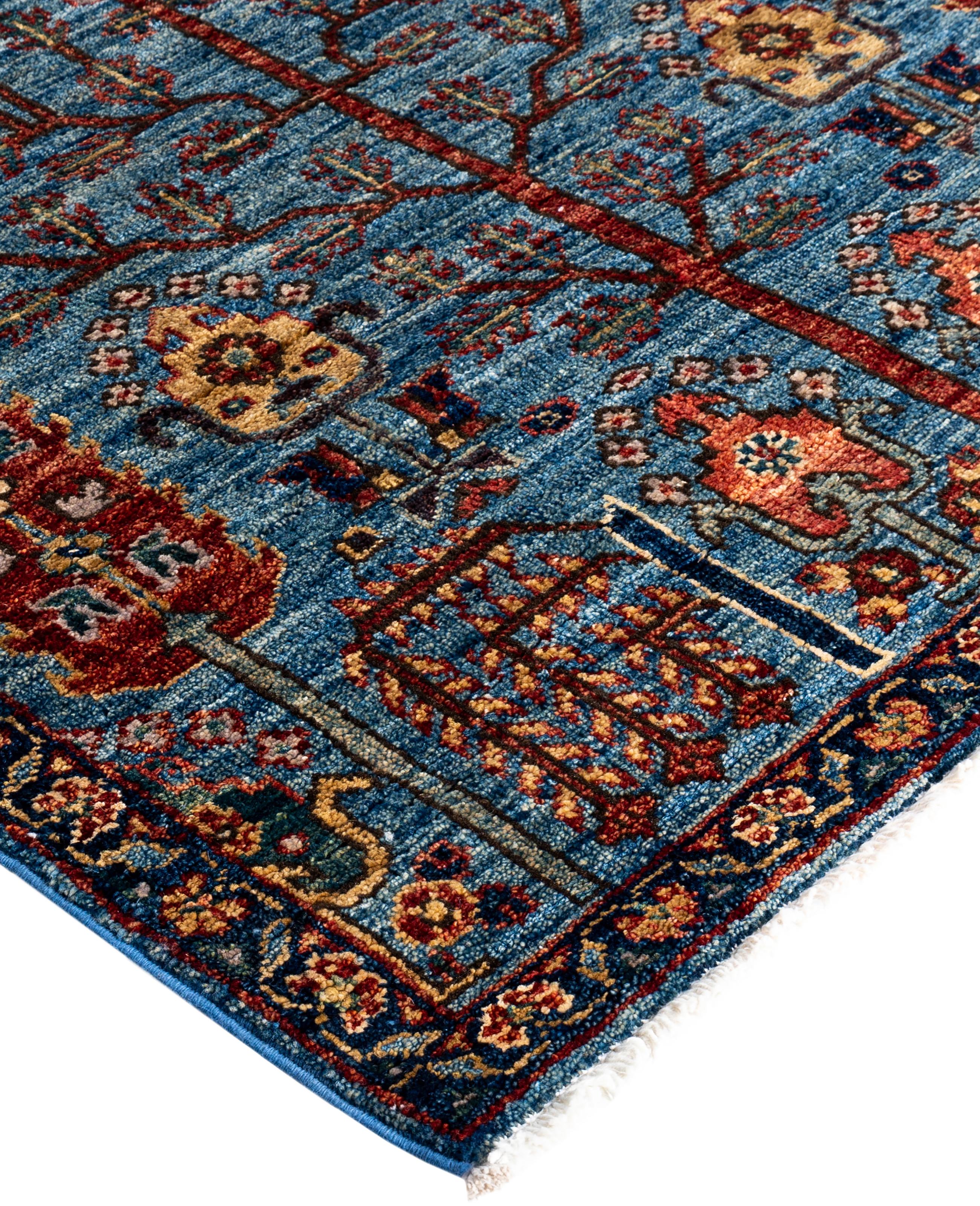 Les tapis Serapi sont connus pour leurs motifs géométriques audacieux et leurs riches couleurs. Ils présentent souvent un médaillon central entouré de motifs complexes. Ils utilisent généralement une palette de couleurs chaudes et terreuses, avec