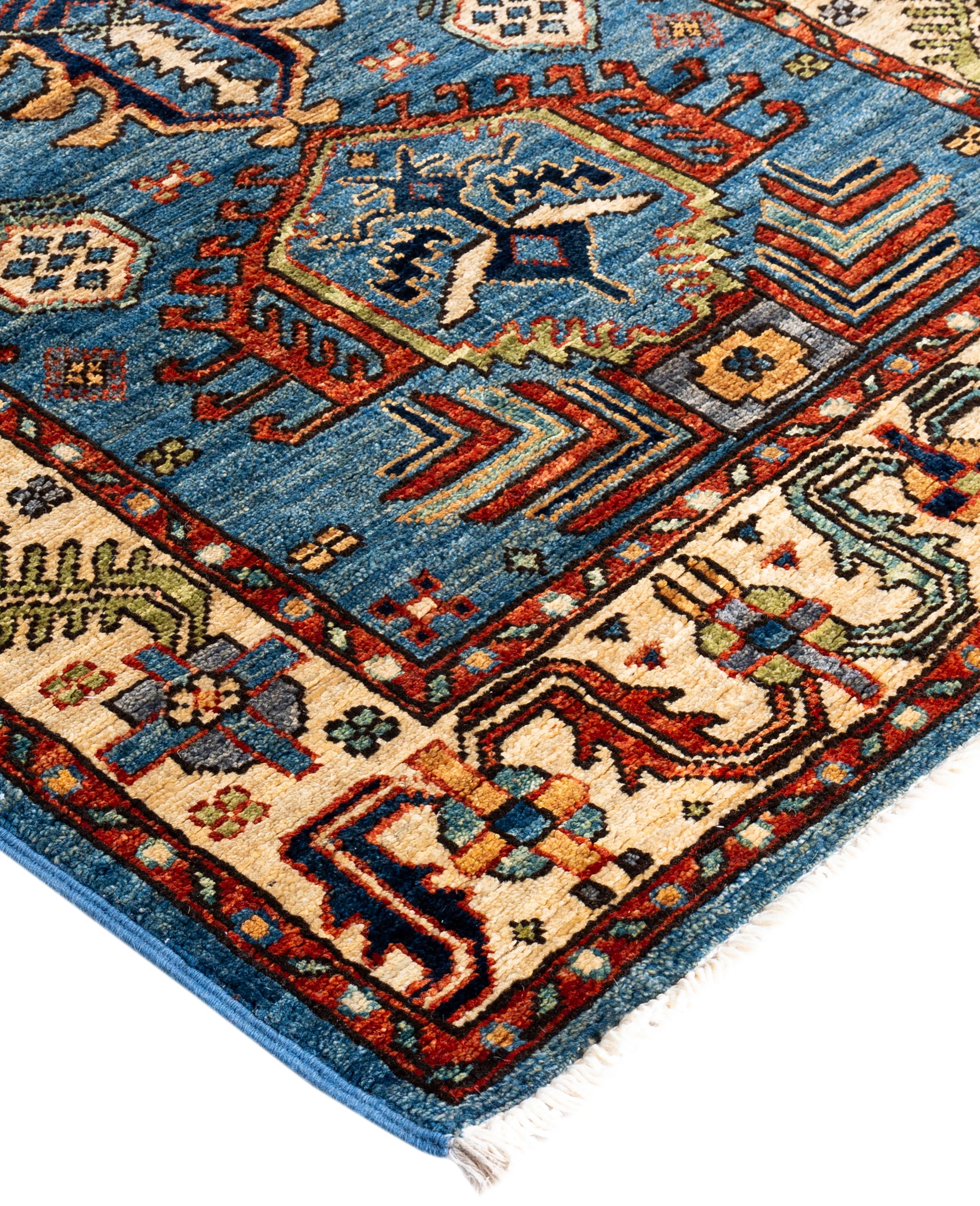 Les tapis Serapi sont connus pour leurs motifs géométriques audacieux et leurs riches couleurs. Ils présentent souvent un médaillon central entouré de motifs complexes. Ils utilisent généralement une palette de couleurs chaudes et terreuses, avec