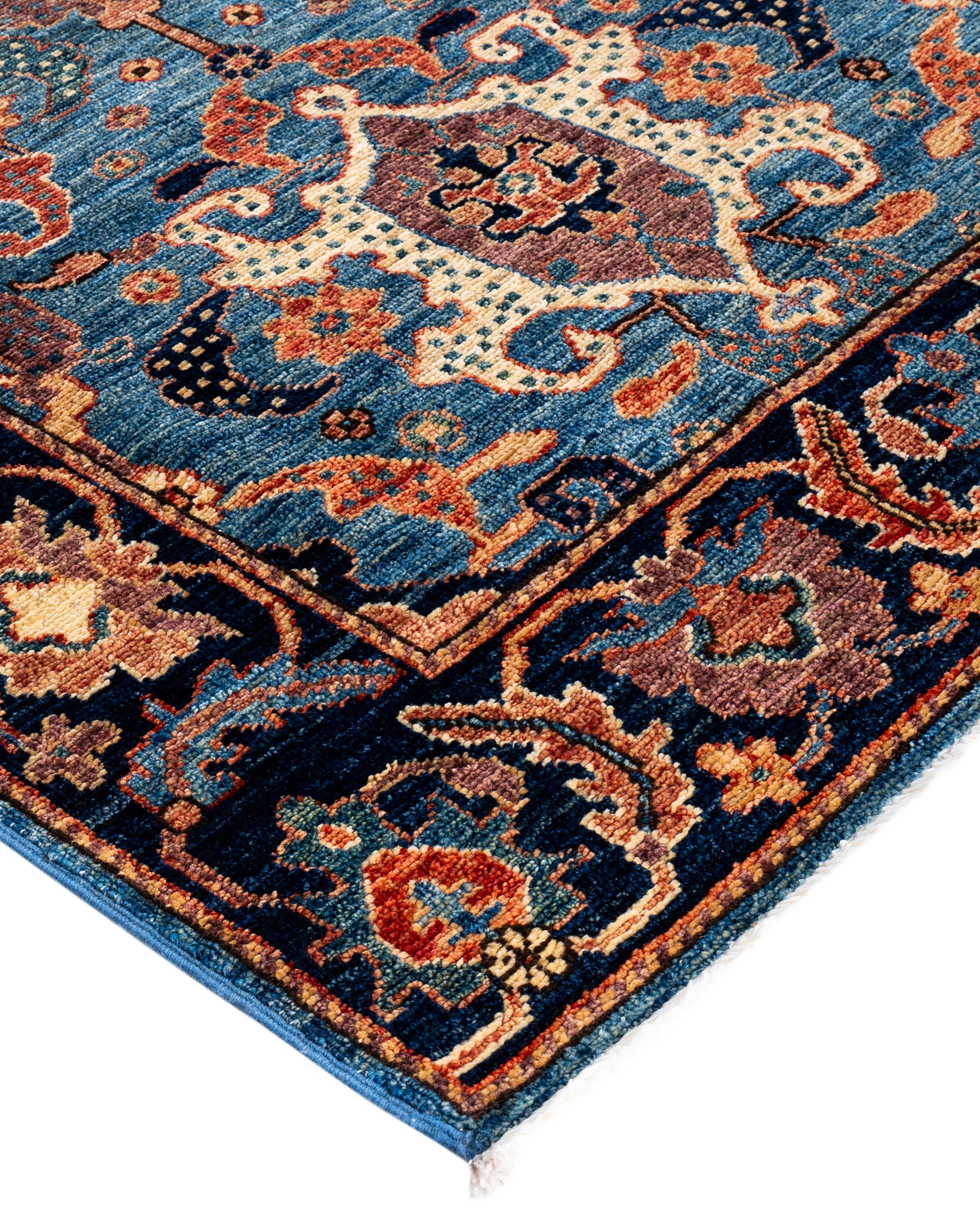 Les tapis Serapi sont connus pour leurs motifs géométriques audacieux et leurs riches couleurs. Ils présentent souvent un médaillon central entouré de motifs complexes. Ils utilisent généralement une palette de couleurs chaudes et terreuses, avec