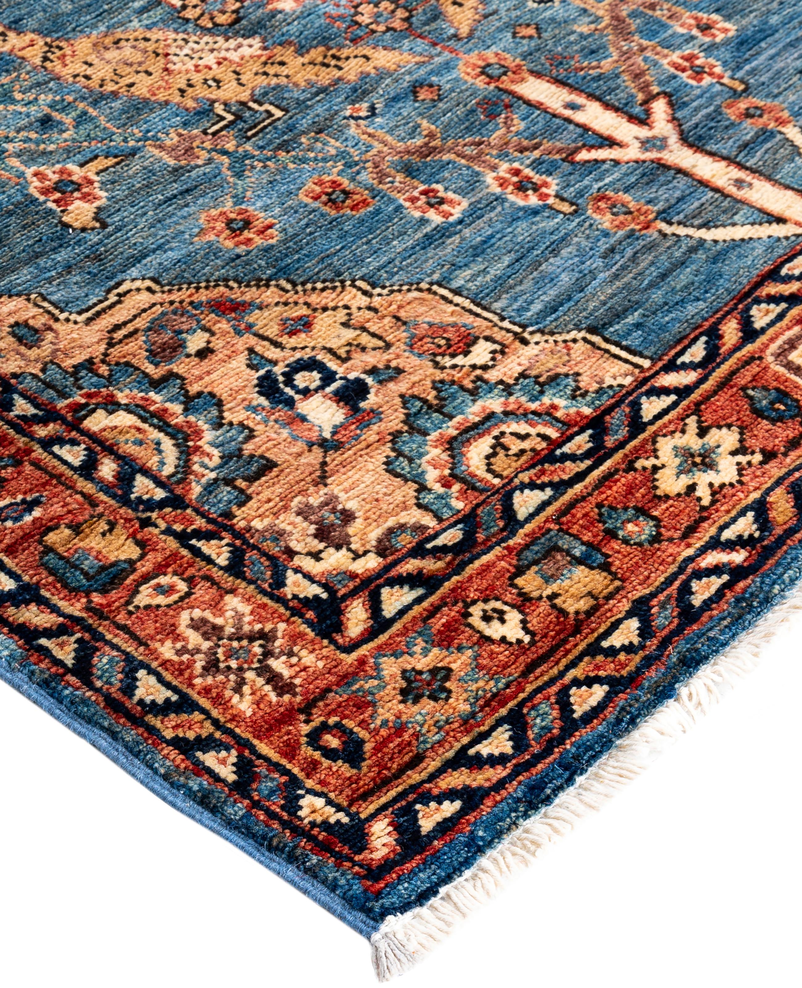 Les tapis Serapi sont connus pour leurs motifs géométriques audacieux et leurs riches couleurs. Ils présentent souvent un médaillon central entouré de motifs complexes. Ils utilisent généralement une palette de couleurs chaudes et terreuses, avec