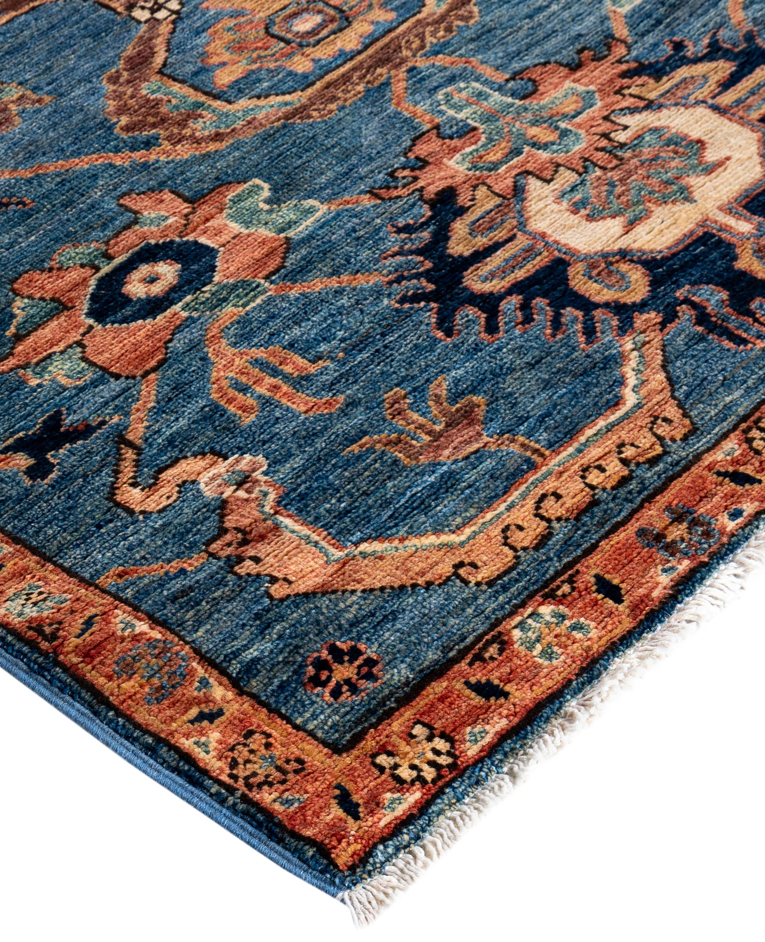 Les tapis Serapi sont connus pour leurs motifs géométriques audacieux et leurs riches couleurs. Ils présentent souvent un médaillon central entouré de motifs complexes. Ils utilisent généralement une palette de couleurs chaudes et terreuses, avec