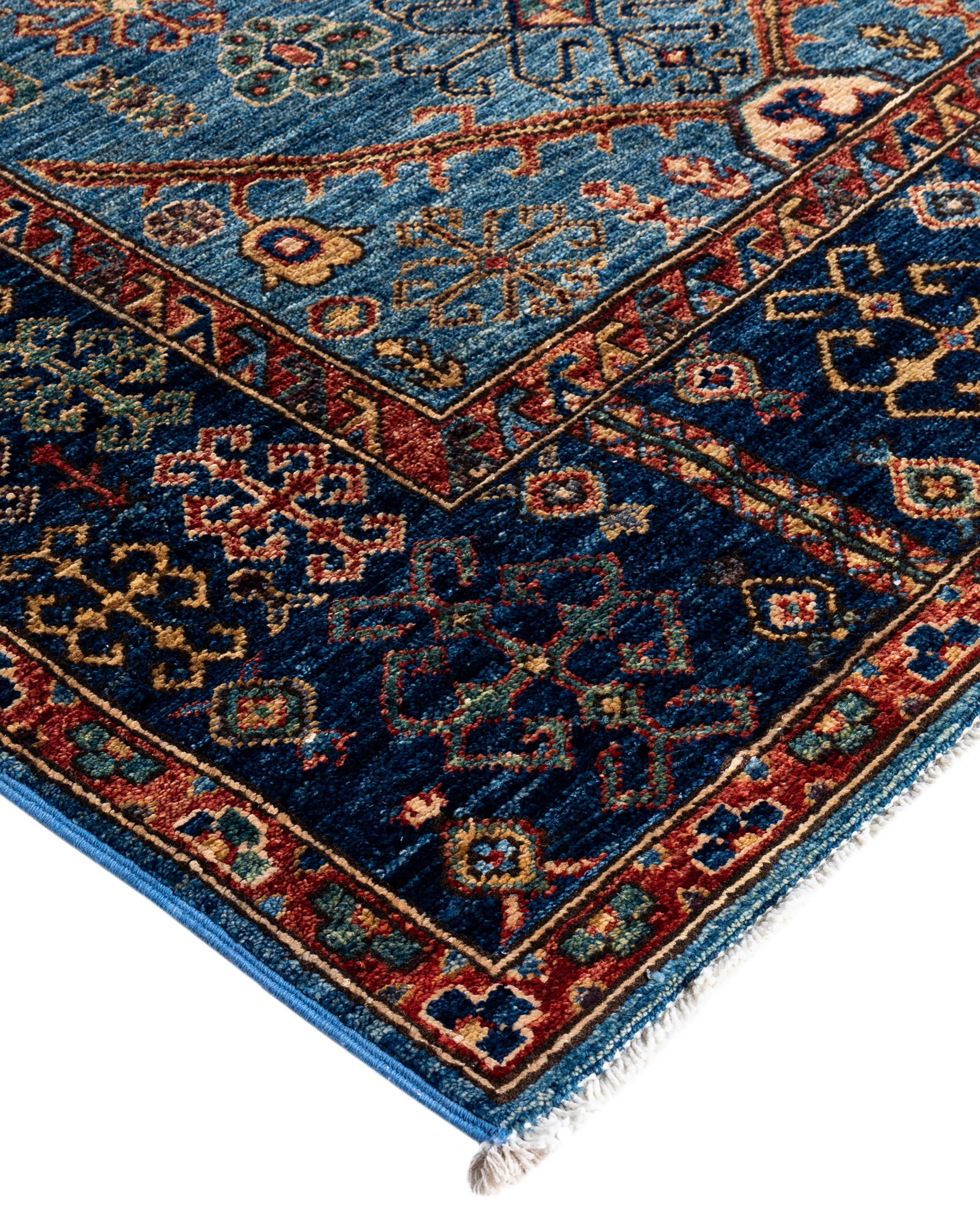 Les tapis Serapi sont connus pour leurs motifs géométriques audacieux et leurs riches couleurs. Ils présentent souvent un médaillon central entouré de motifs complexes. Ils utilisent généralement une palette de couleurs chaudes et terreuses, avec