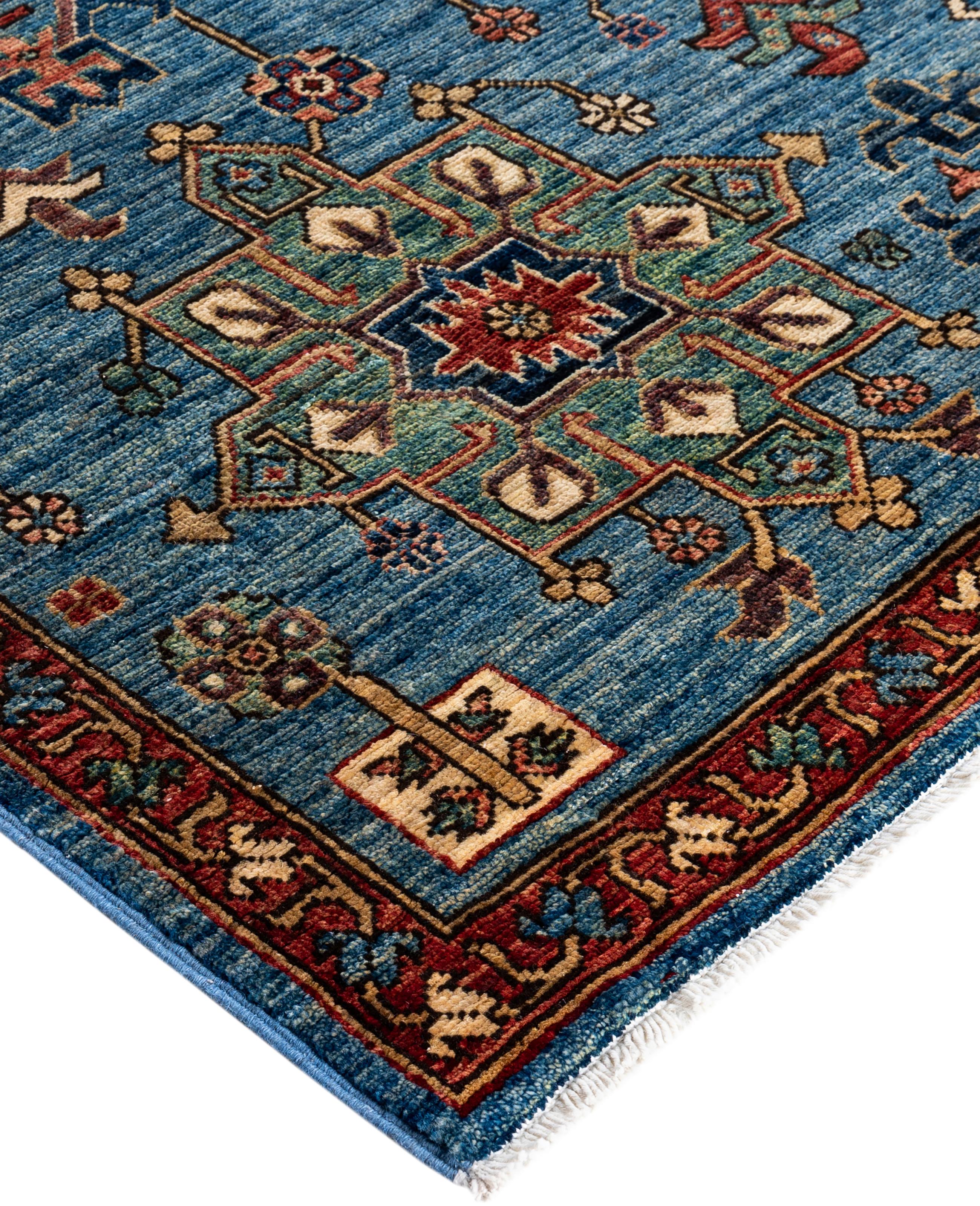 Les tapis Serapi sont connus pour leurs motifs géométriques audacieux et leurs riches couleurs. Ils présentent souvent un médaillon central entouré de motifs complexes. Ils utilisent généralement une palette de couleurs chaudes et terreuses, avec