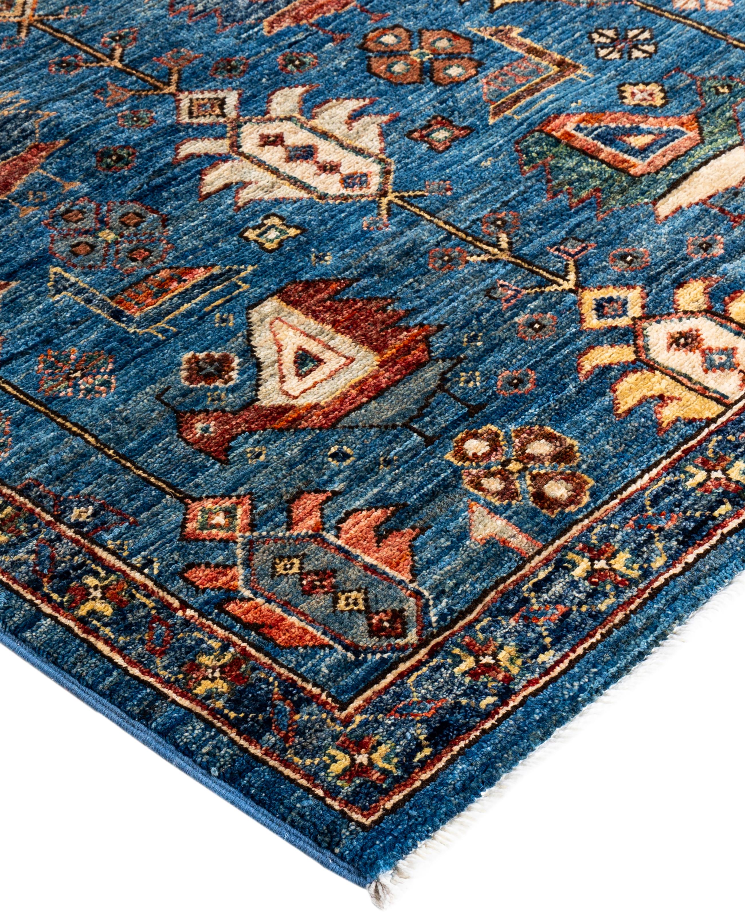 Les tapis Serapi sont connus pour leurs motifs géométriques audacieux et leurs riches couleurs. Ils présentent souvent un médaillon central entouré de motifs complexes. Ils utilisent généralement une palette de couleurs chaudes et terreuses, avec