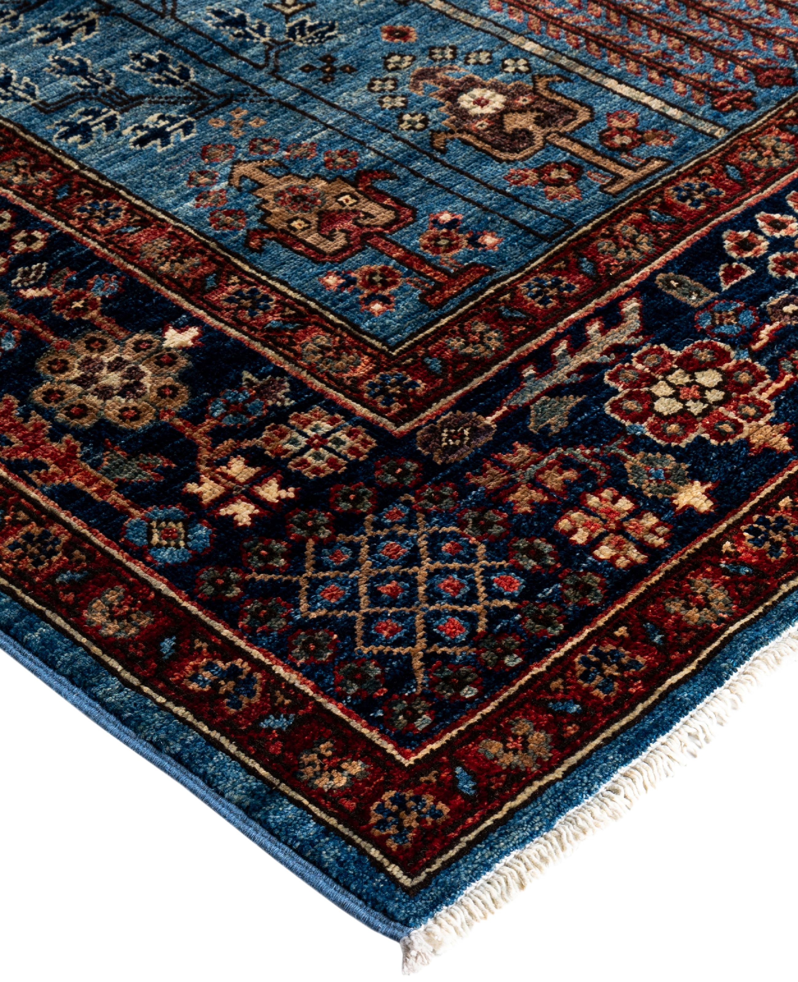 Les tapis Serapi sont connus pour leurs motifs géométriques audacieux et leurs riches couleurs. Ils présentent souvent un médaillon central entouré de motifs complexes. Ils utilisent généralement une palette de couleurs chaudes et terreuses, avec