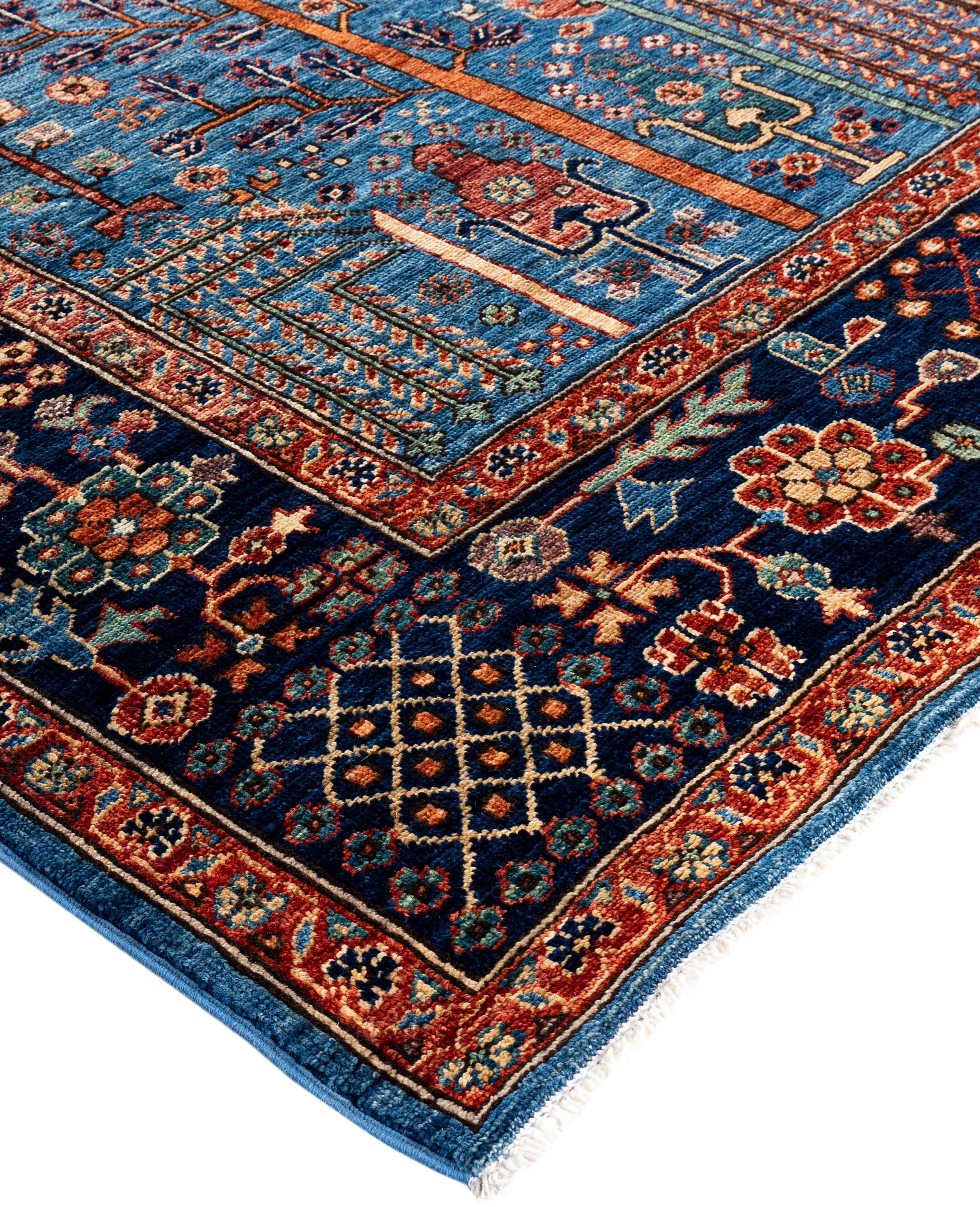 Les tapis Serapi sont connus pour leurs motifs géométriques audacieux et leurs riches couleurs. Ils présentent souvent un médaillon central entouré de motifs complexes. Ils utilisent généralement une palette de couleurs chaudes et terreuses, avec