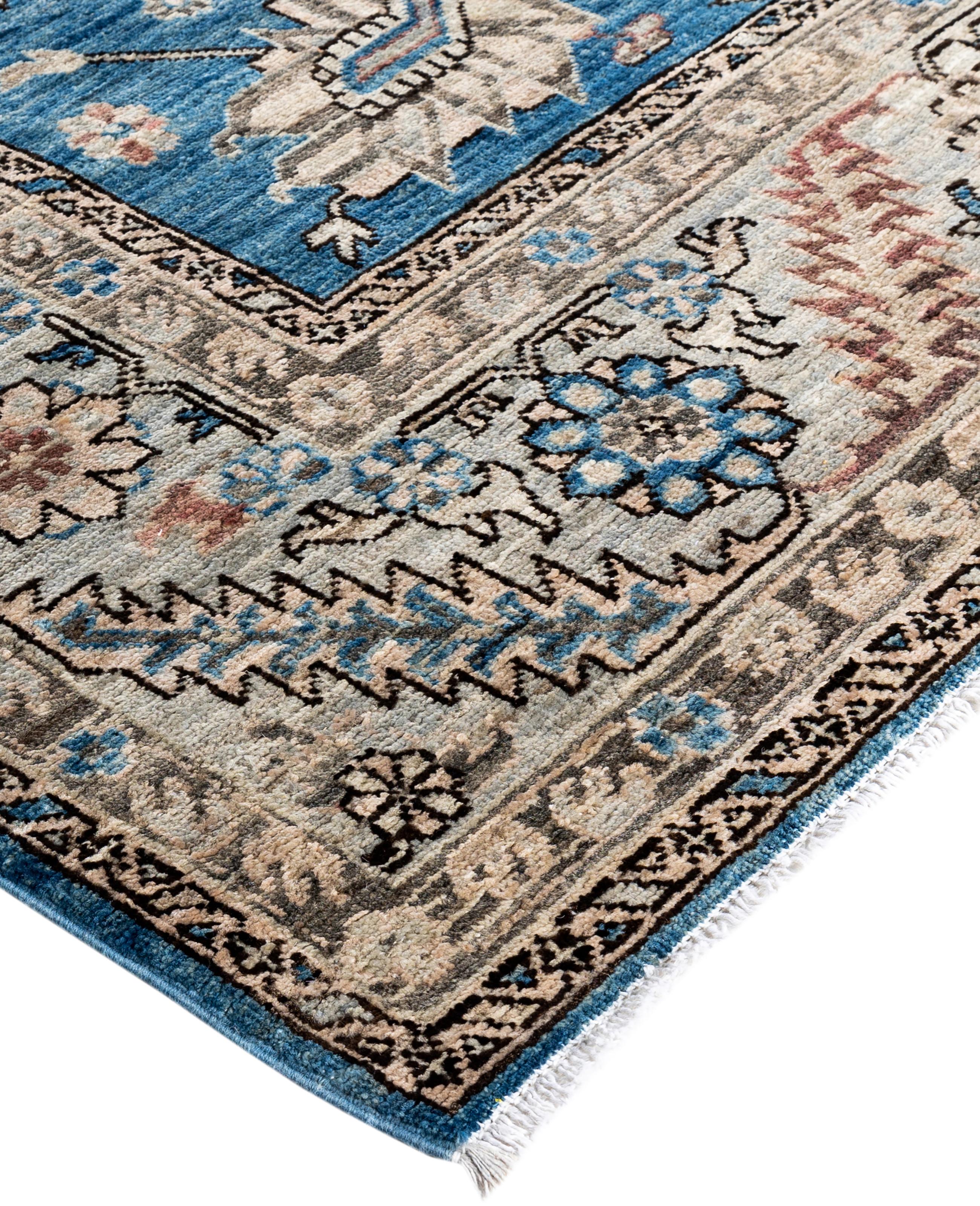 Les tapis Serapi sont connus pour leurs motifs géométriques audacieux et leurs riches couleurs. Ils présentent souvent un médaillon central entouré de motifs complexes. Ils utilisent généralement une palette de couleurs chaudes et terreuses, avec