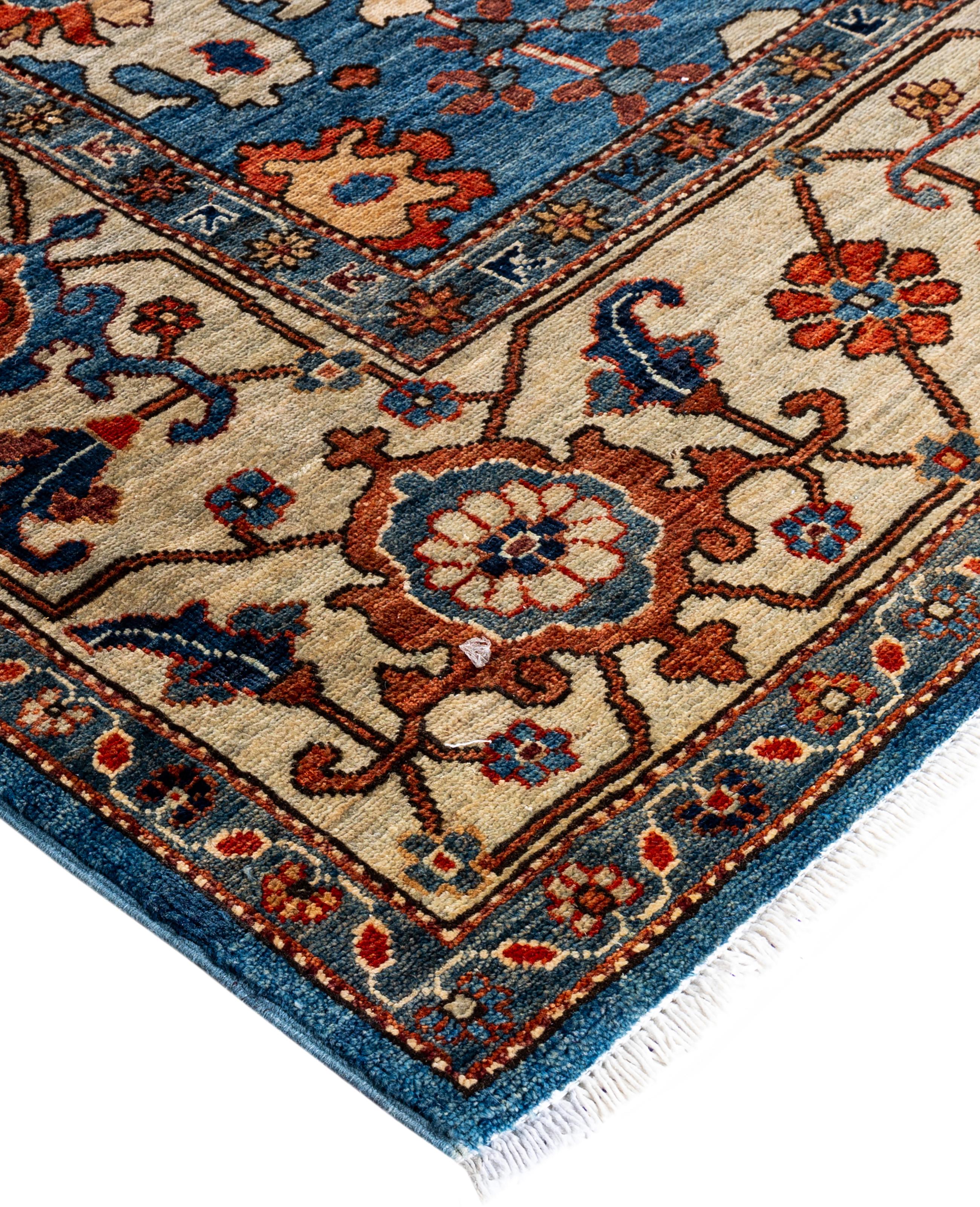 Les tapis Serapi sont connus pour leurs motifs géométriques audacieux et leurs riches couleurs. Ils présentent souvent un médaillon central entouré de motifs complexes. Ils utilisent généralement une palette de couleurs chaudes et terreuses, avec