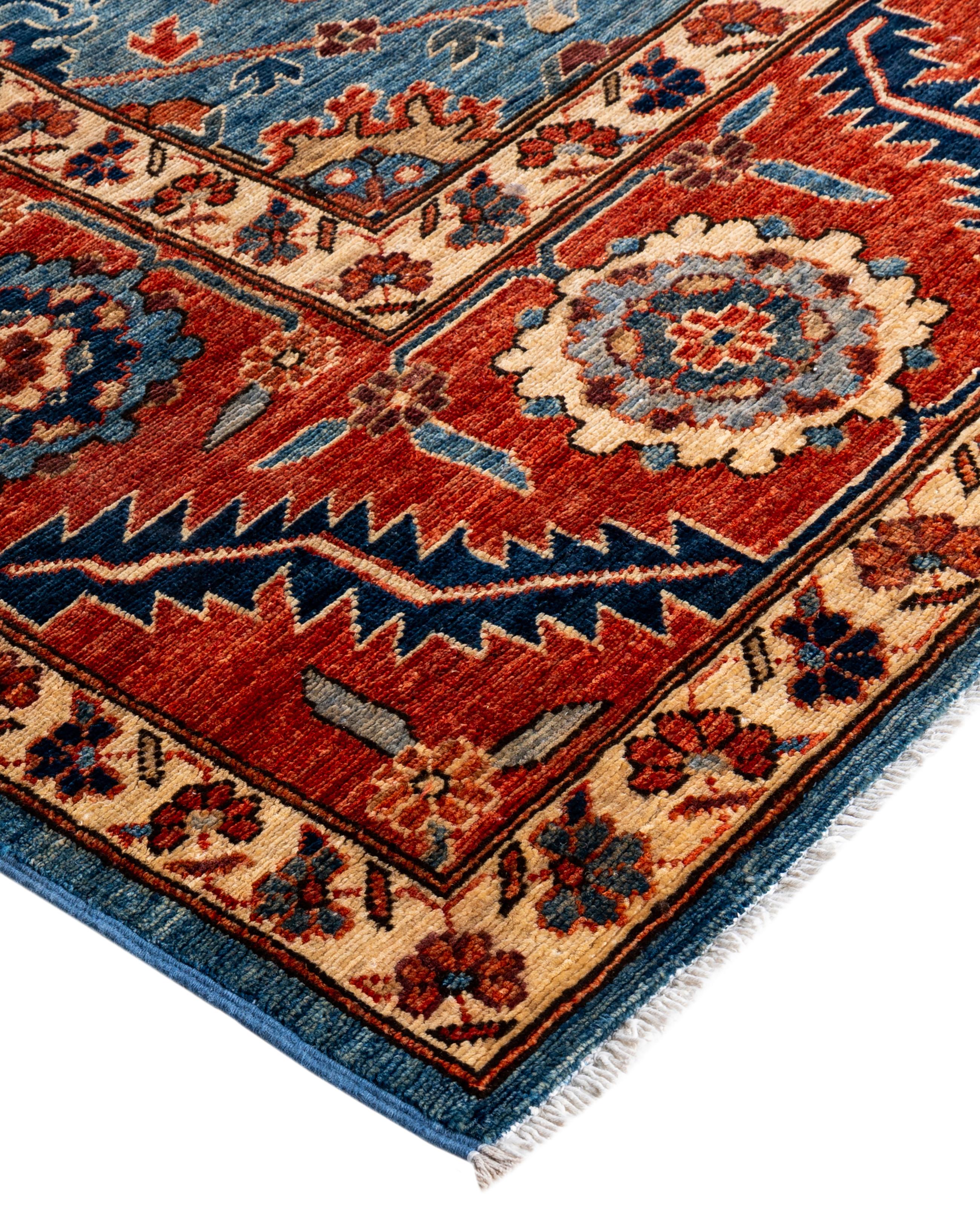 Les tapis Serapi sont connus pour leurs motifs géométriques audacieux et leurs riches couleurs. Ils présentent souvent un médaillon central entouré de motifs complexes. Ils utilisent généralement une palette de couleurs chaudes et terreuses, avec