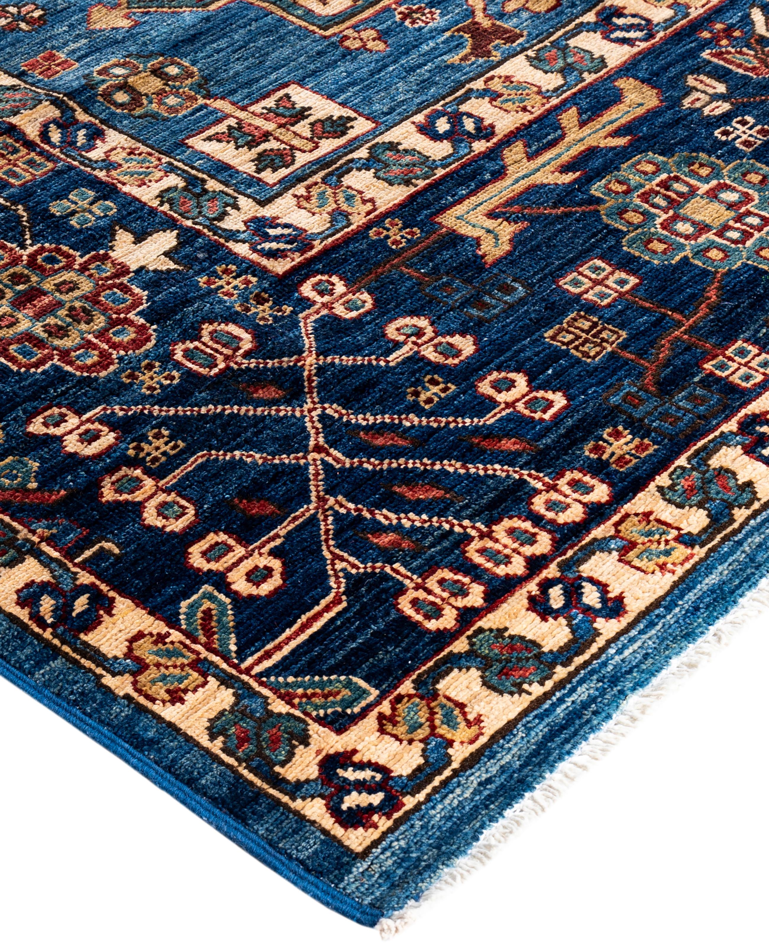 I tappeti Serapi sono noti per i loro audaci disegni geometrici e i colori ricchi, spesso caratterizzati da un medaglione centrale circondato da motivi intricati. In genere utilizzano una tavolozza di colori caldi e terrosi con rossi intensi, blu,