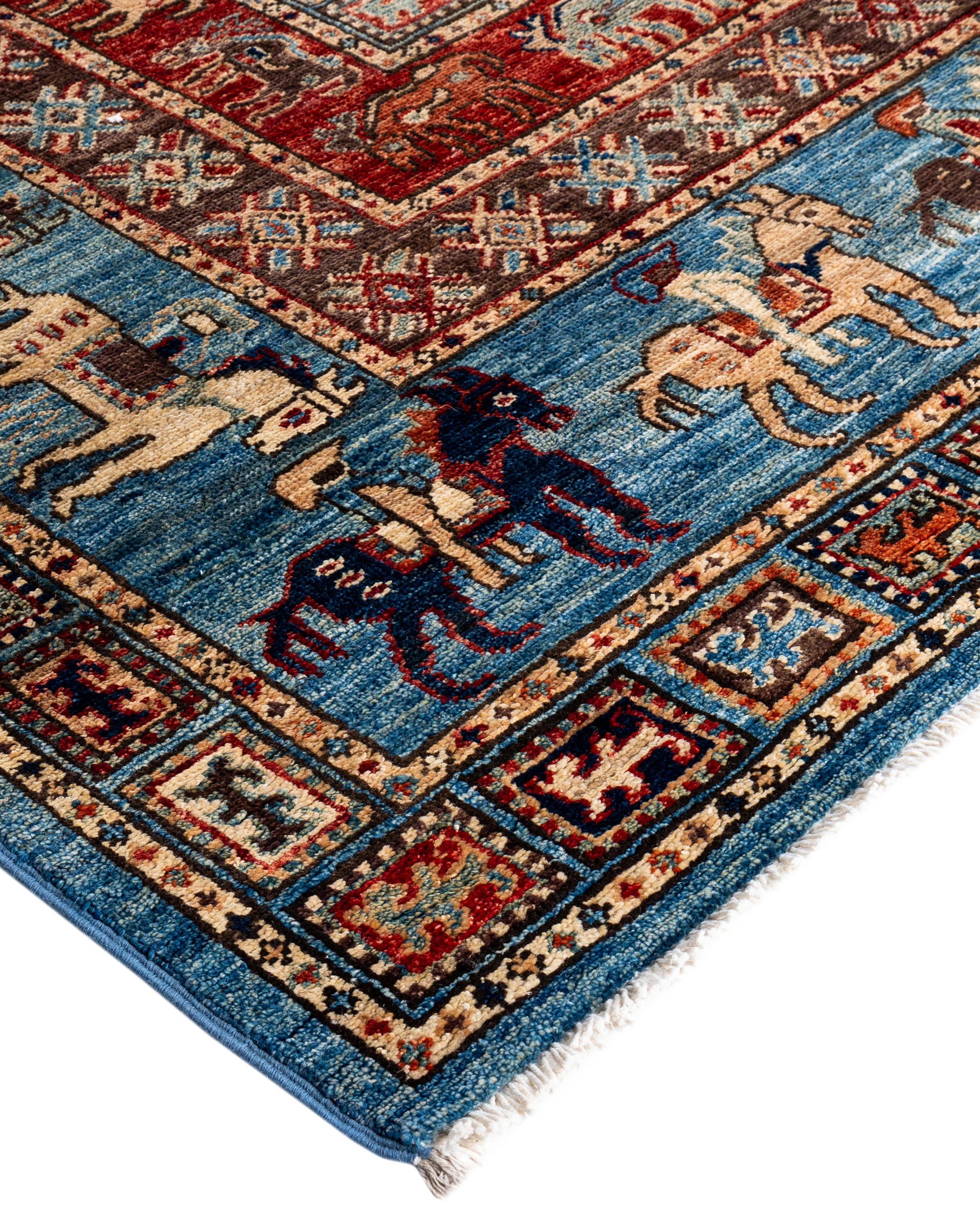 Las alfombras Serapi son conocidas por sus diseños geométricos y audaces y sus ricos colores, a menudo con un medallón central rodeado de intrincados dibujos. Suelen utilizar una paleta de colores cálidos y terrosos, con rojos intensos, azules,