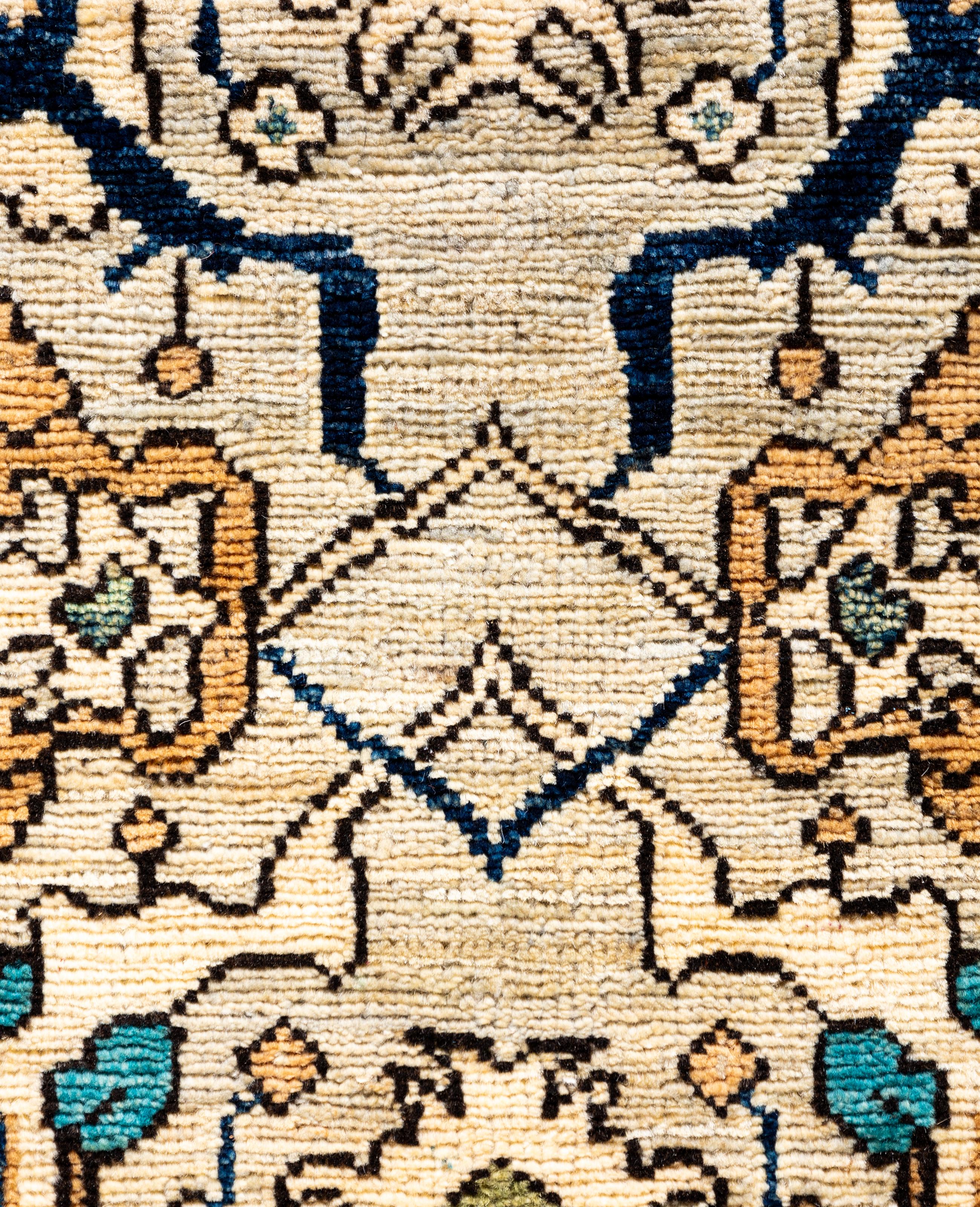 Traditioneller handgeknüpfter Teppich aus Serapi-Wolle in Hellgrau mit Stammesmotiven, 3' 1