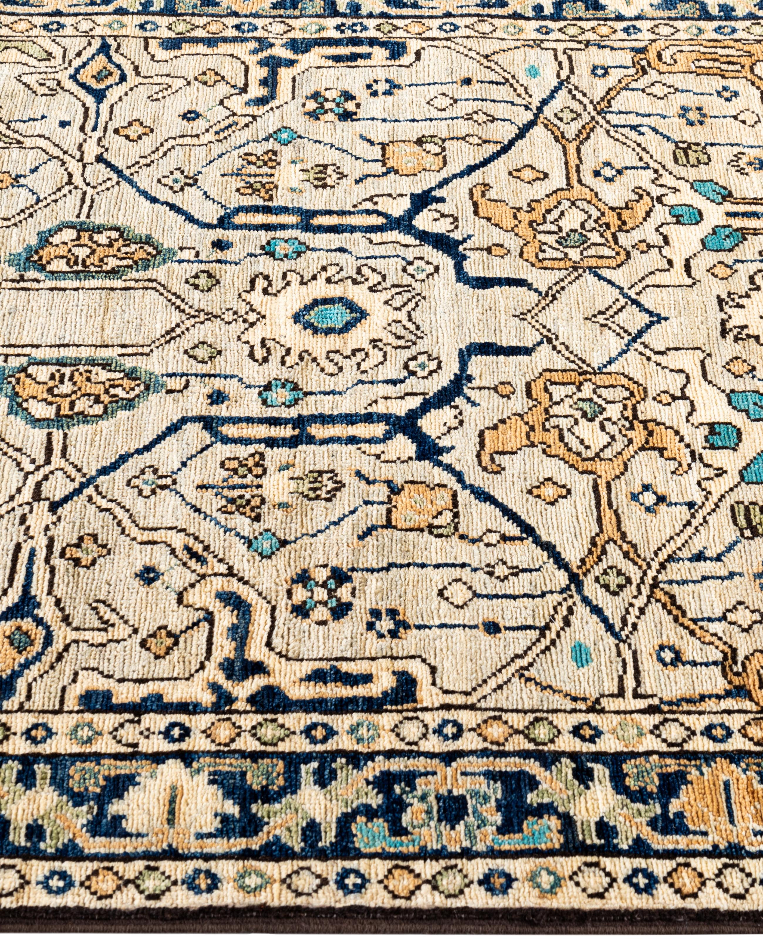 Traditioneller handgeknüpfter Teppich aus Serapi-Wolle in Hellgrau mit Stammesmotiven, 3' 1