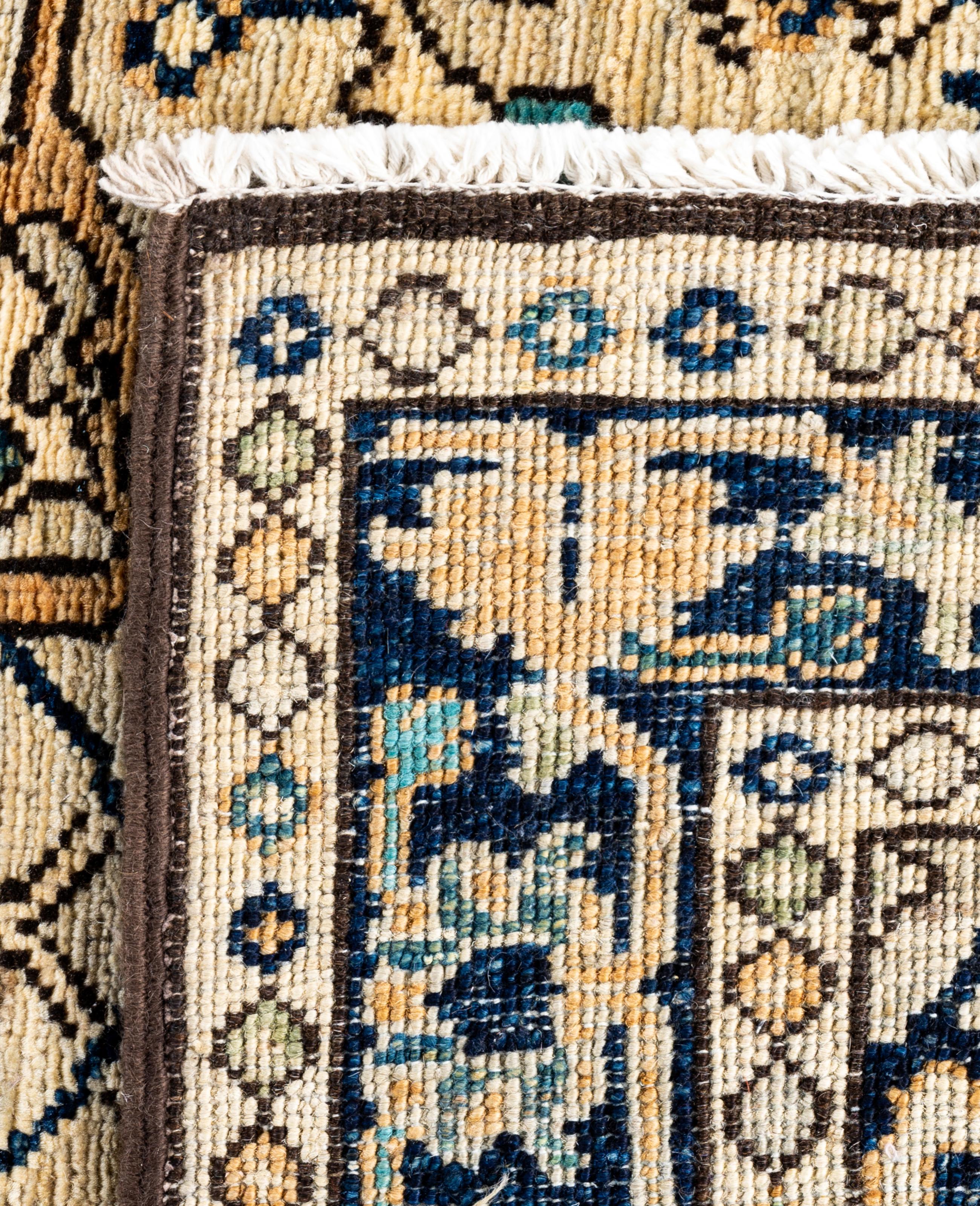 Traditioneller handgeknüpfter Teppich aus Serapi-Wolle in Hellgrau mit Stammesmotiven, 3' 1