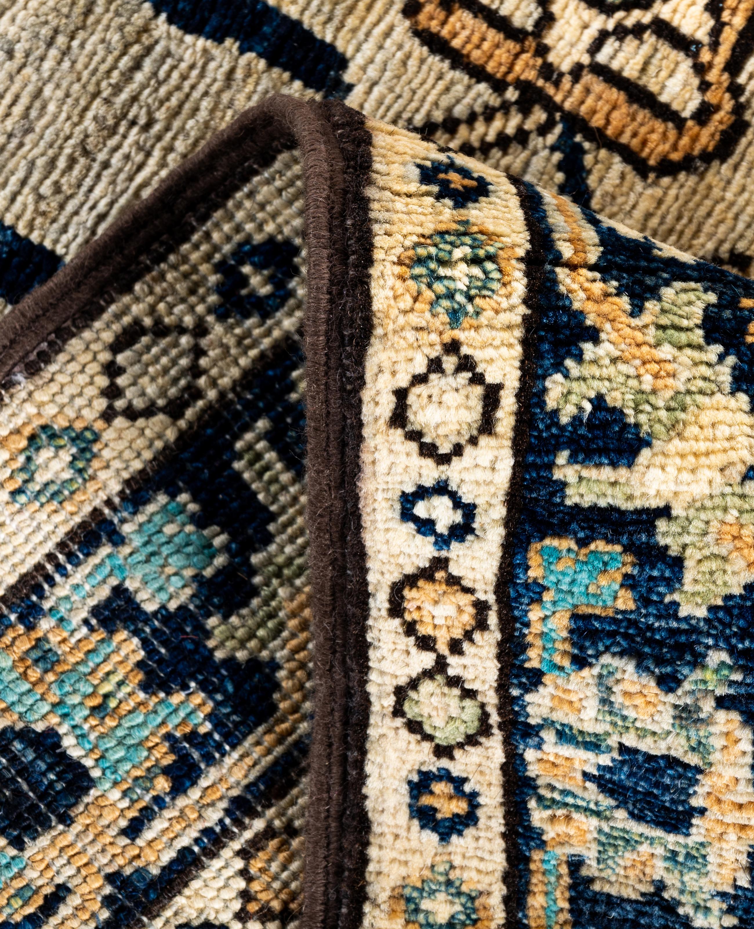 Traditioneller handgeknüpfter Teppich aus Serapi-Wolle in Hellgrau mit Stammesmotiven, 3' 1