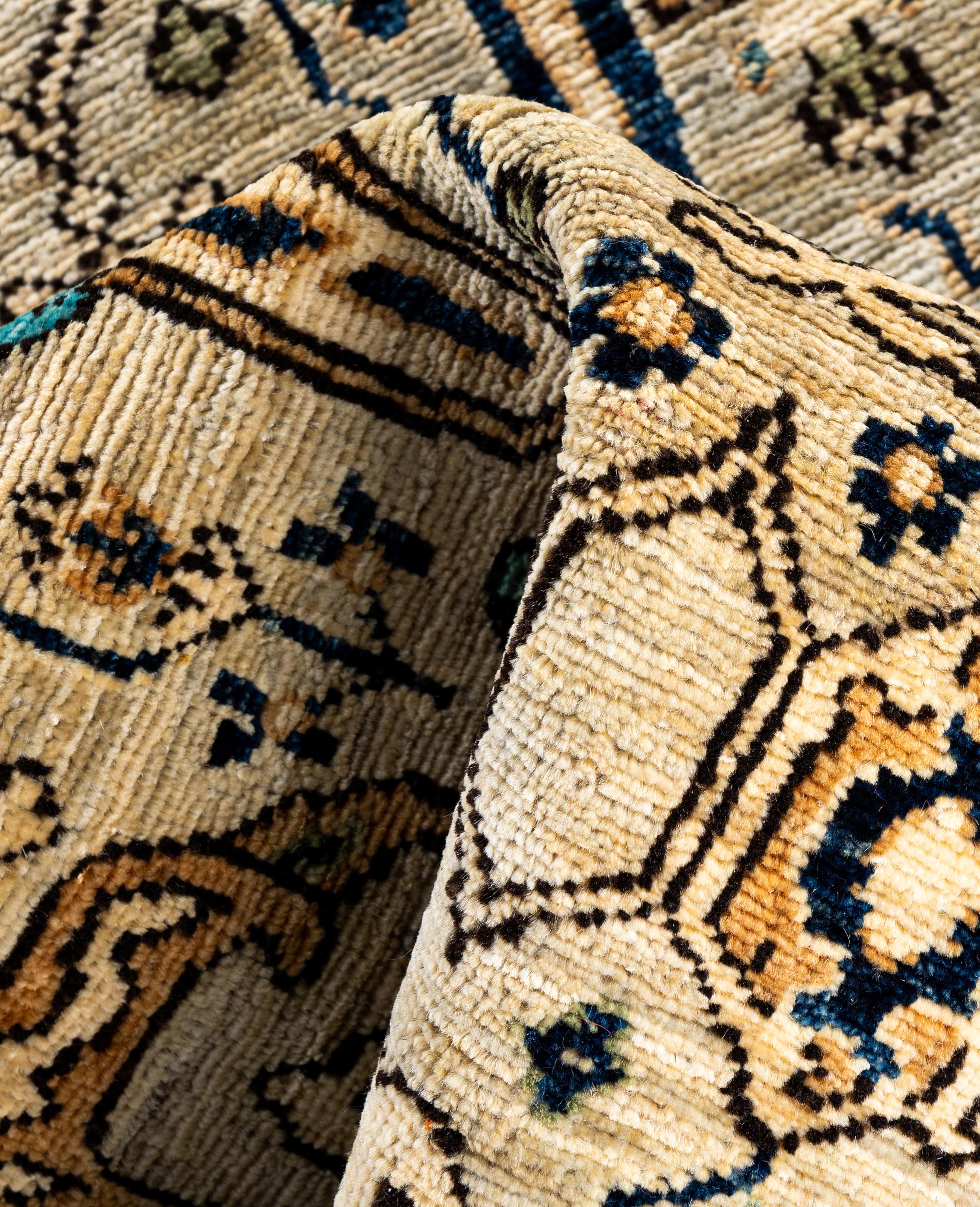 Traditioneller handgeknüpfter Teppich aus Serapi-Wolle in Hellgrau mit Stammesmotiven, 3' 1