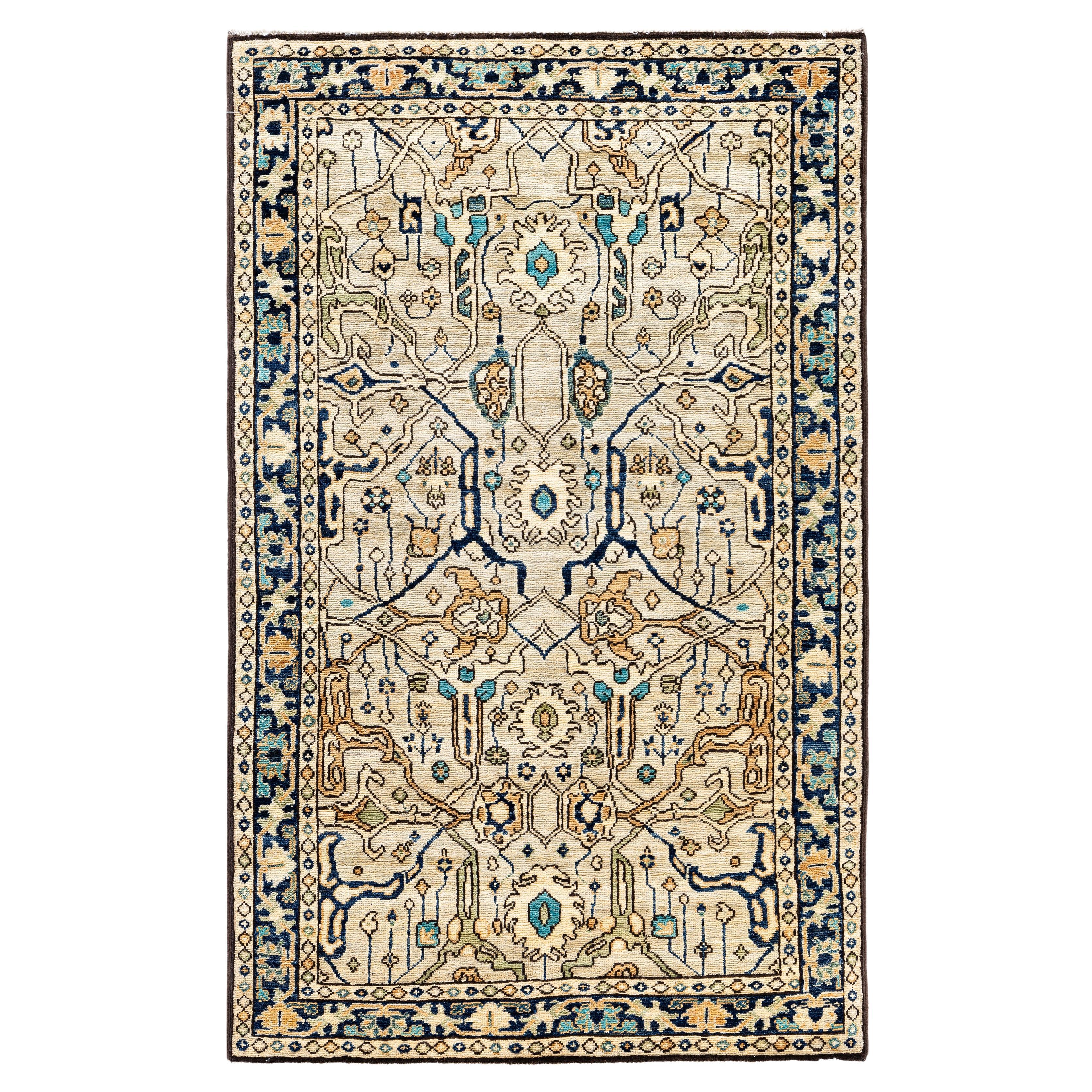 Traditioneller handgeknüpfter Teppich aus Serapi-Wolle in Hellgrau mit Stammesmotiven, 3' 1" x 5' 1"