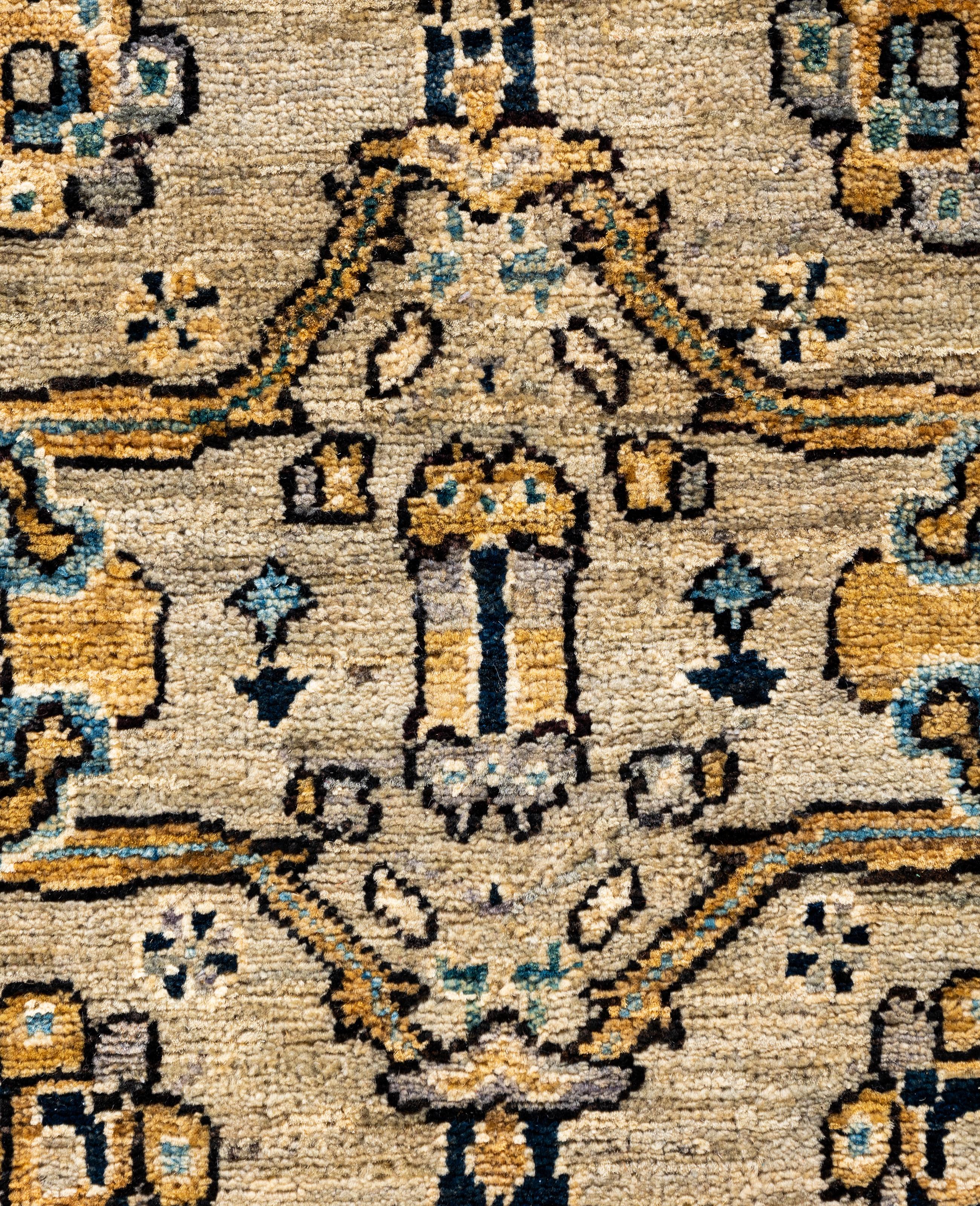 Traditioneller handgeknüpfter Teppich aus Serapi-Wolle in Hellgrau mit Stammesmotiven, 3' 11