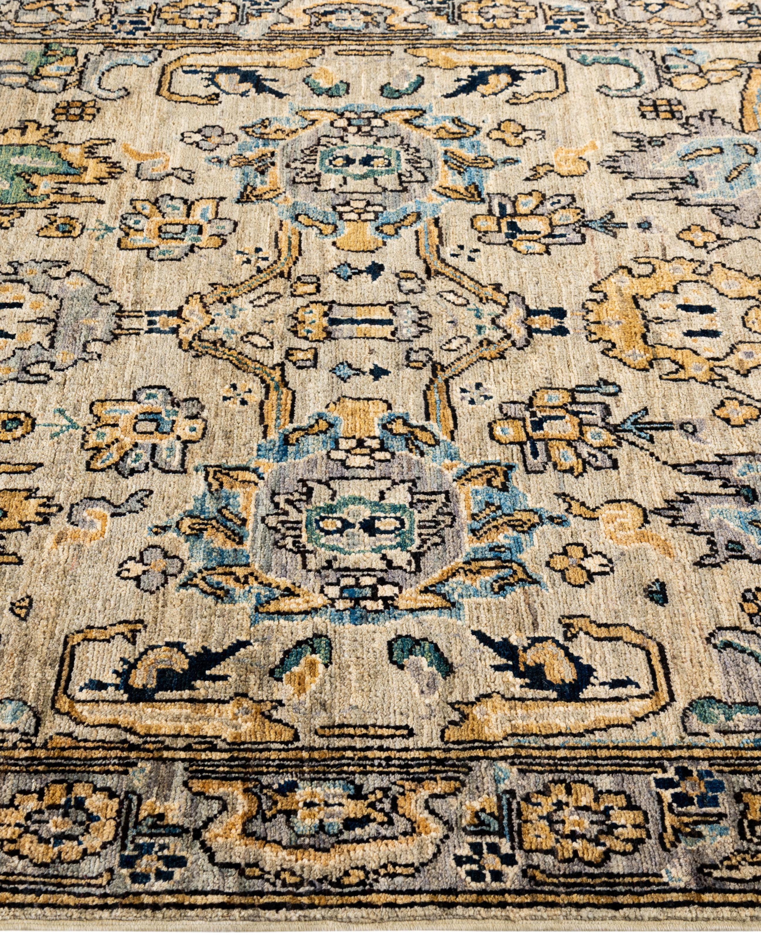 Traditioneller handgeknüpfter Teppich aus Serapi-Wolle in Hellgrau mit Stammesmotiven, 3' 11
