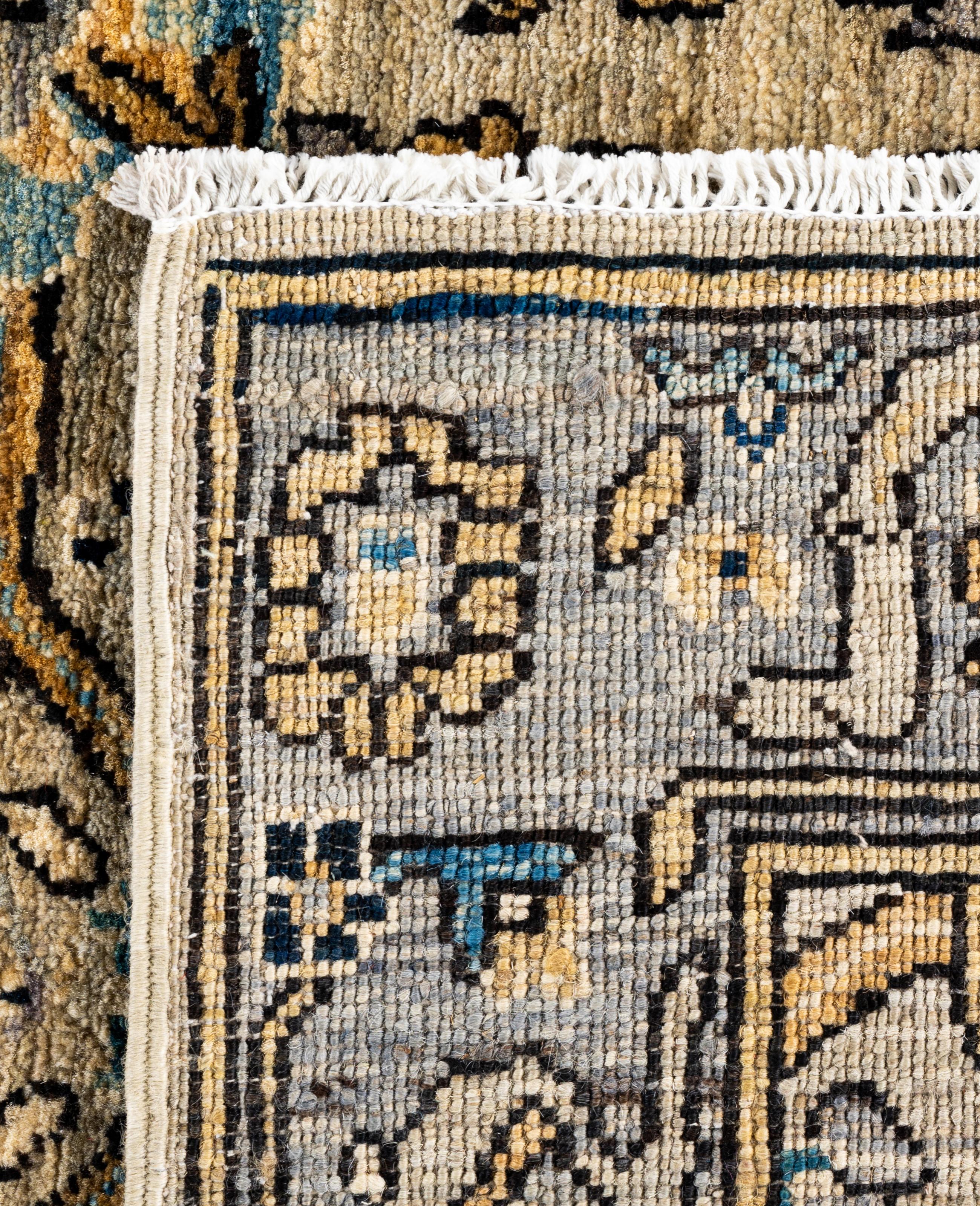 Traditioneller handgeknüpfter Teppich aus Serapi-Wolle in Hellgrau mit Stammesmotiven, 3' 11