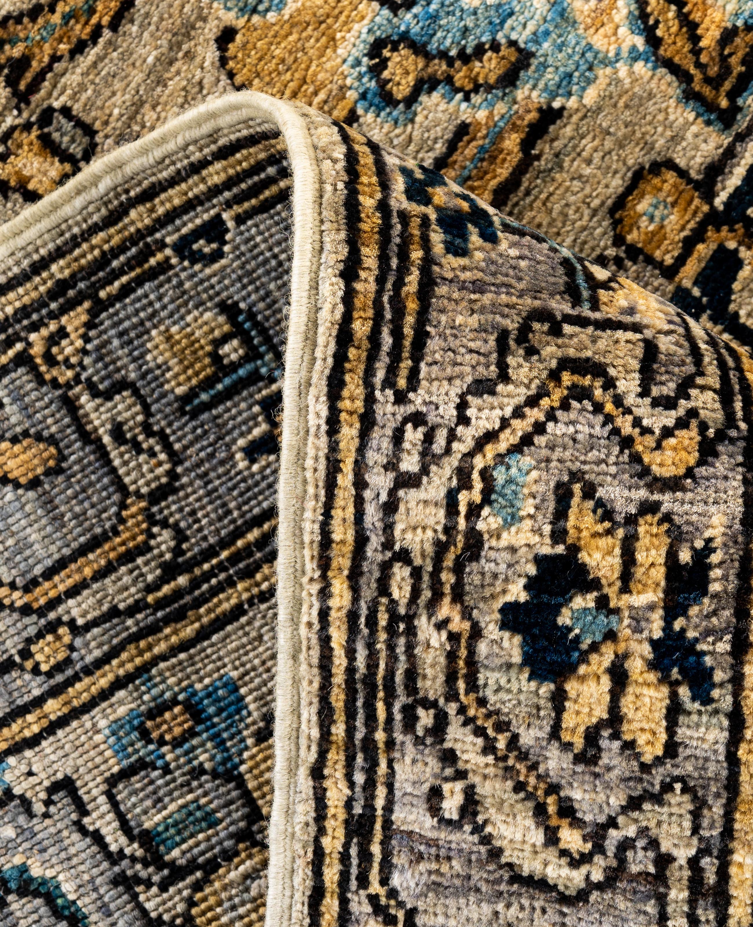 Traditioneller handgeknüpfter Teppich aus Serapi-Wolle in Hellgrau mit Stammesmotiven, 3' 11