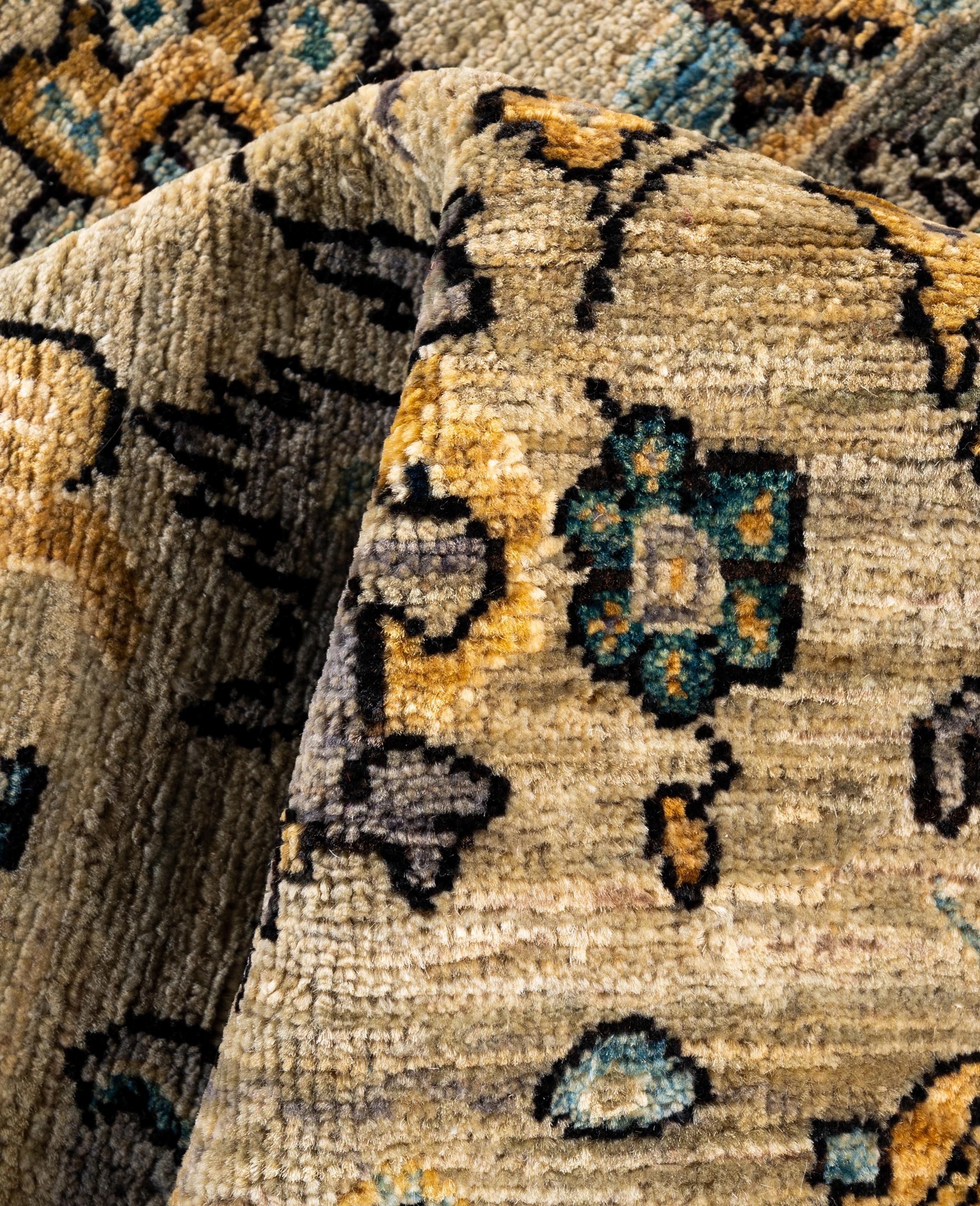 Traditioneller handgeknüpfter Teppich aus Serapi-Wolle in Hellgrau mit Stammesmotiven, 3' 11